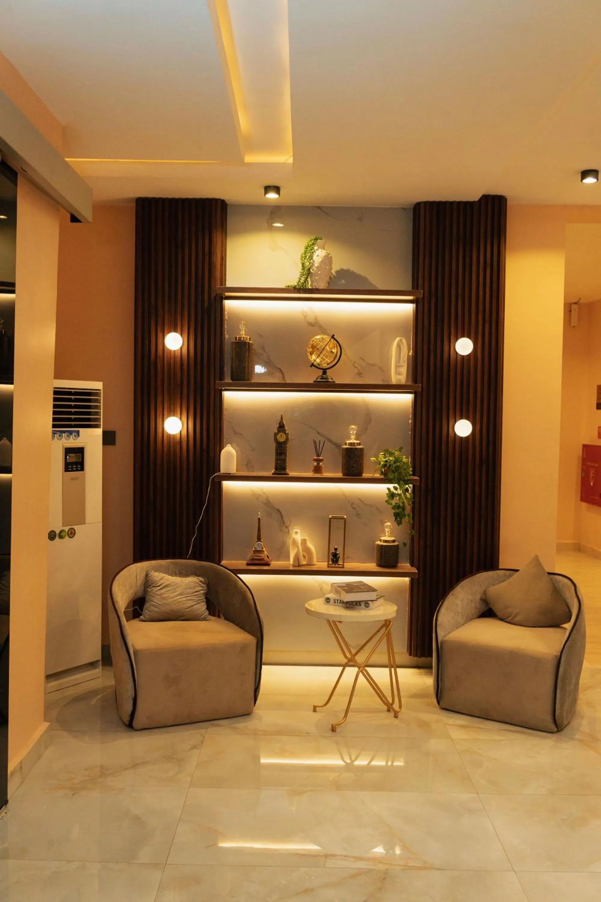 Lobby or reception in The Manor Hotel by Luckzi