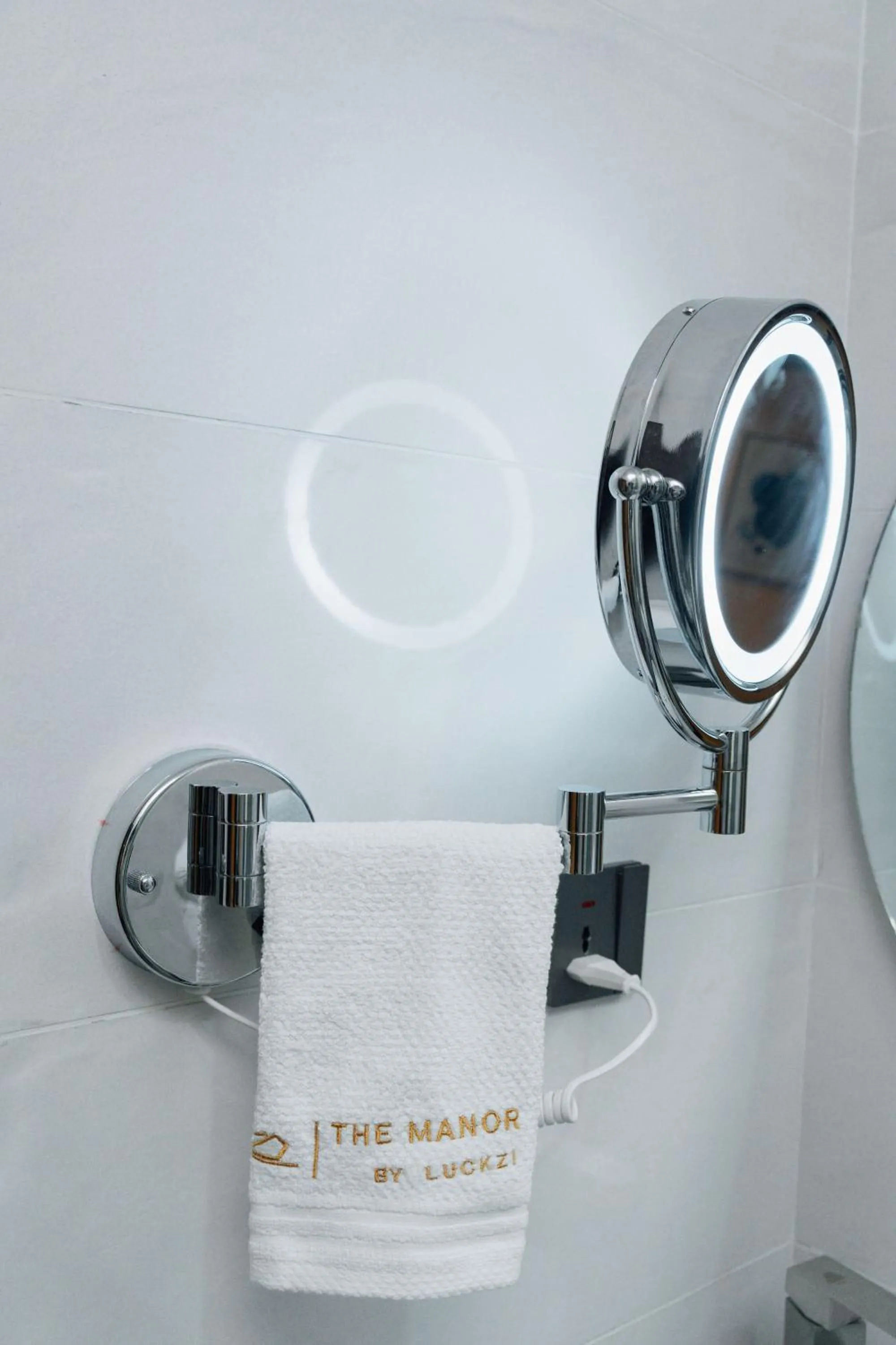 Bathroom in The Manor Hotel by Luckzi