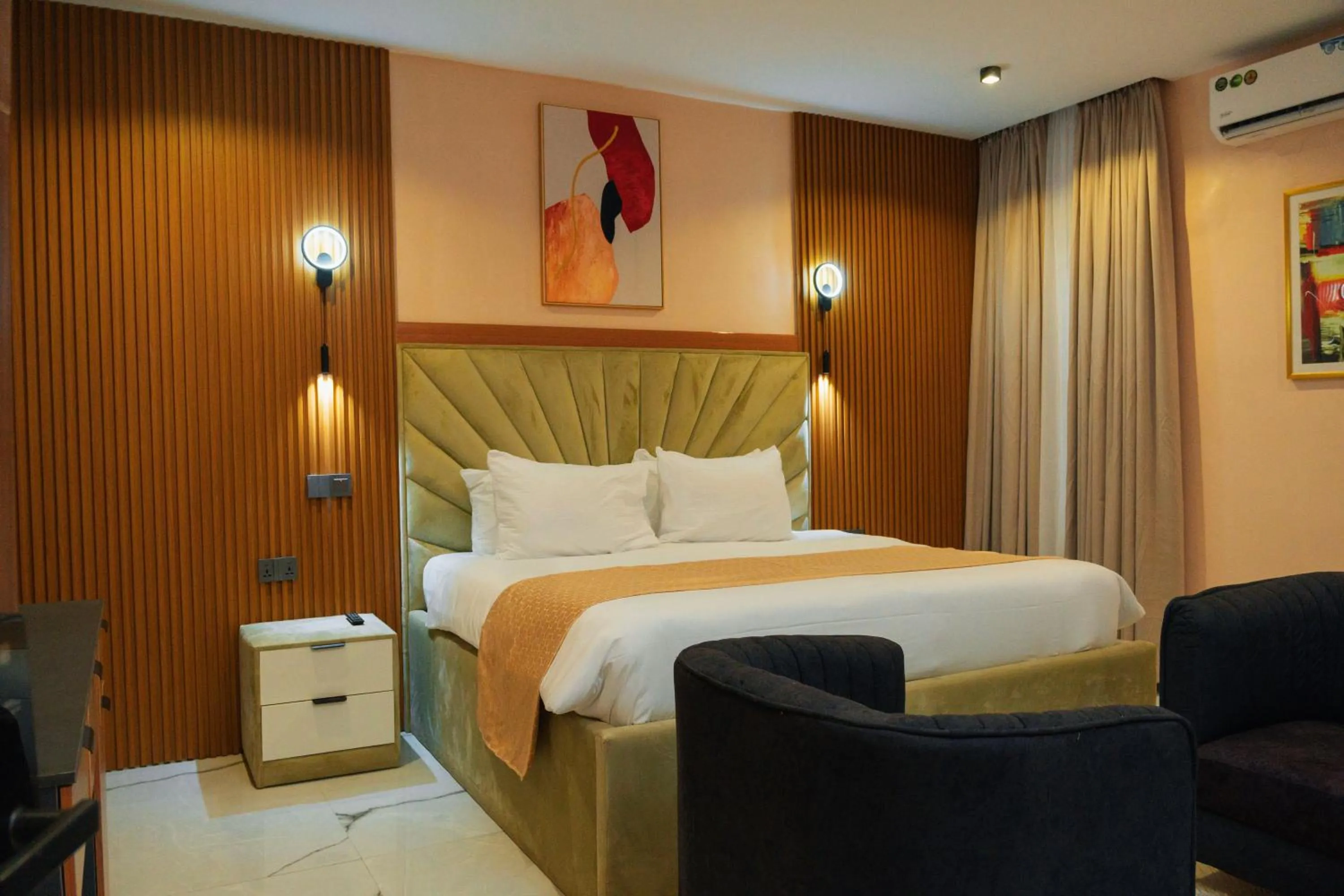 Photo of the whole room in The Manor Hotel by Luckzi