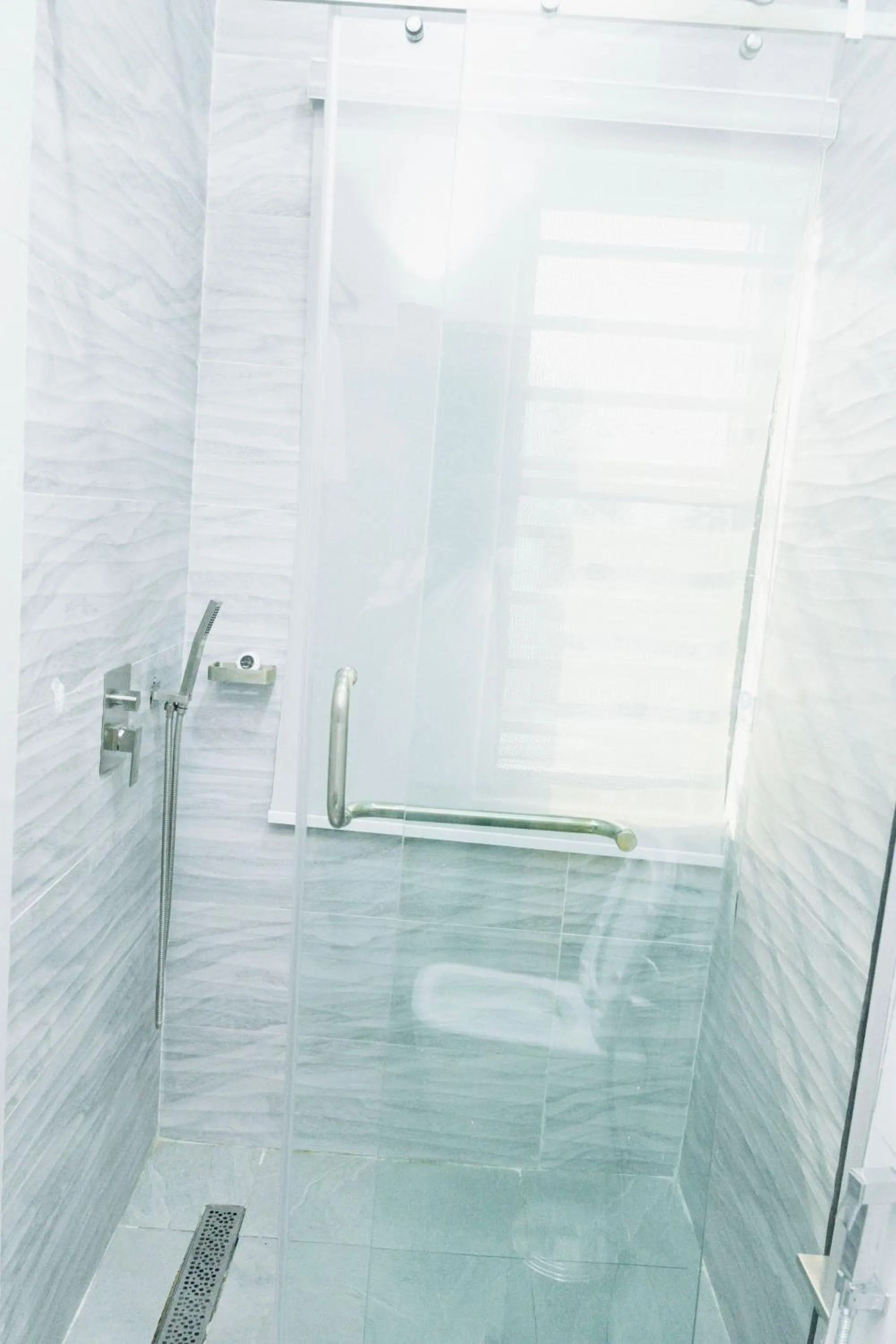 Bathroom in The Manor Hotel by Luckzi
