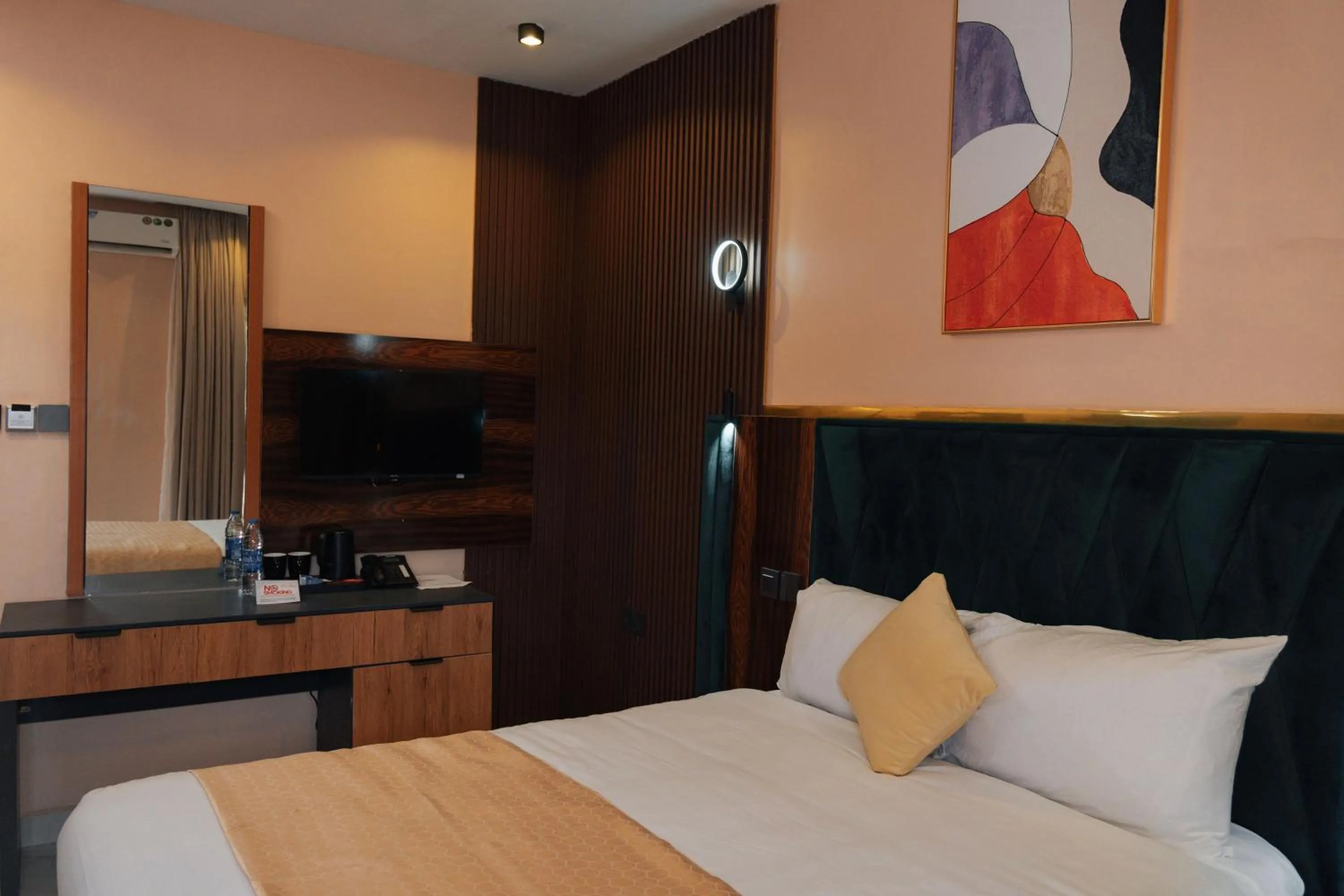 TV and multimedia in The Manor Hotel by Luckzi