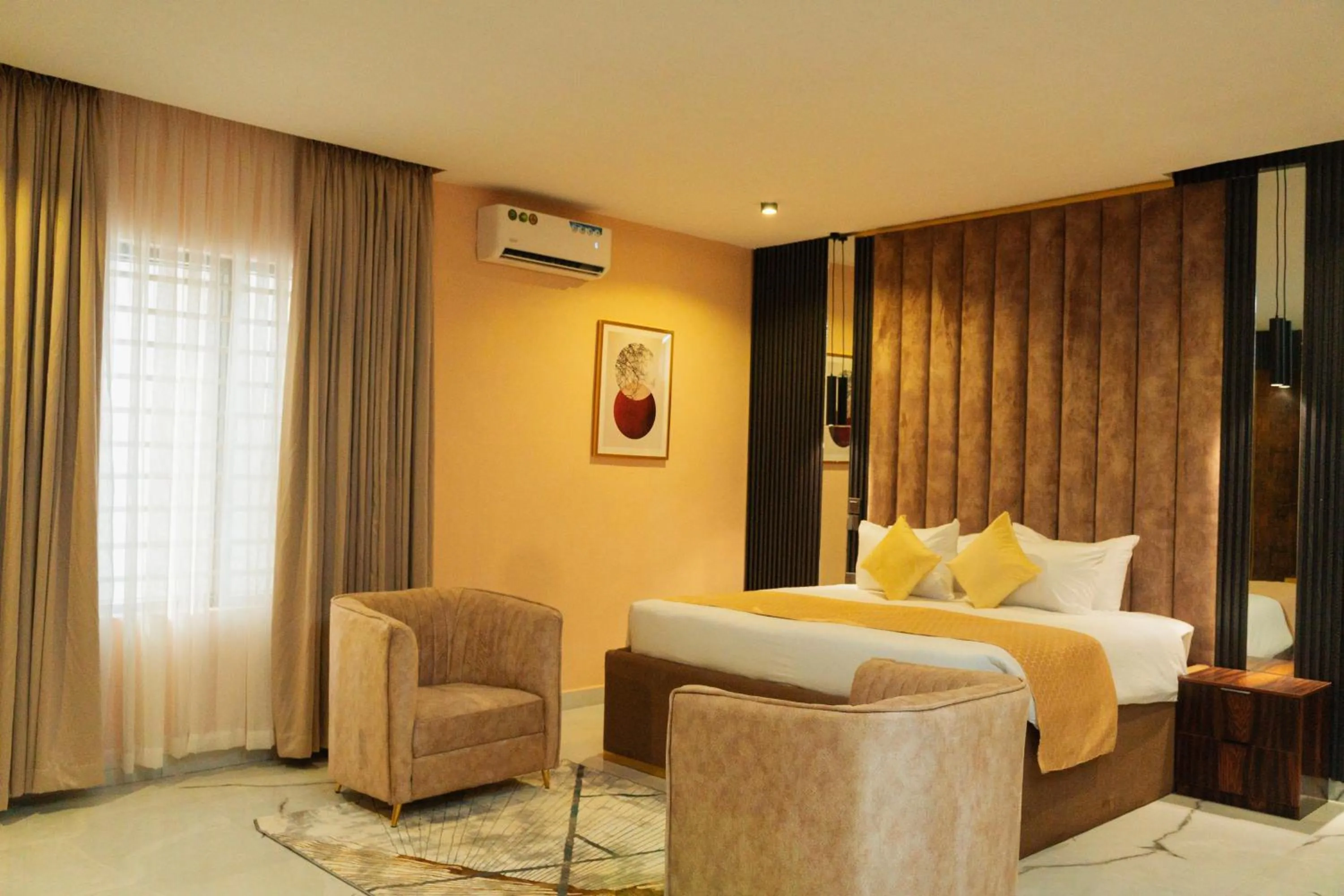 Photo of the whole room in The Manor Hotel by Luckzi