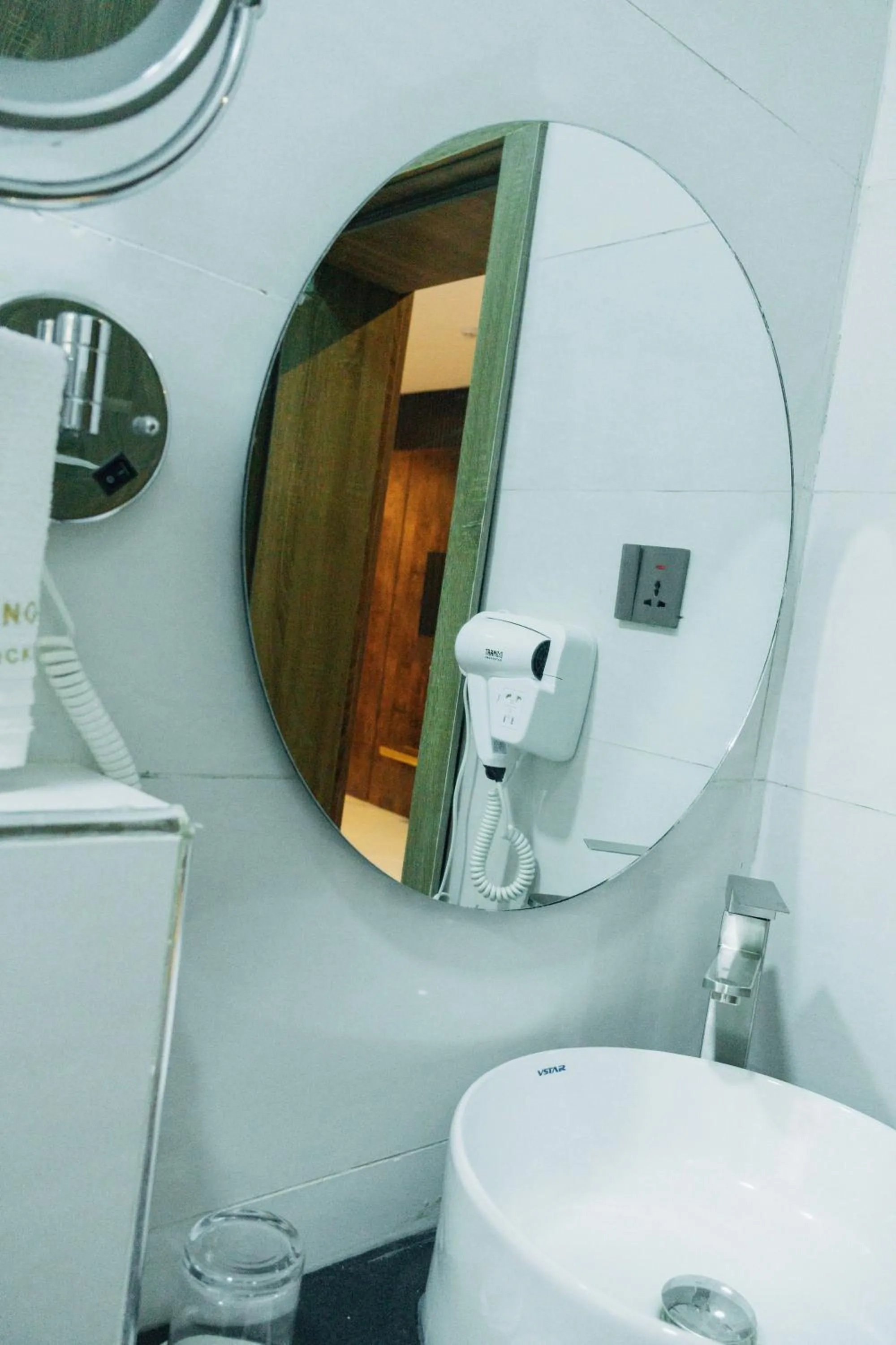 Bathroom in The Manor Hotel by Luckzi