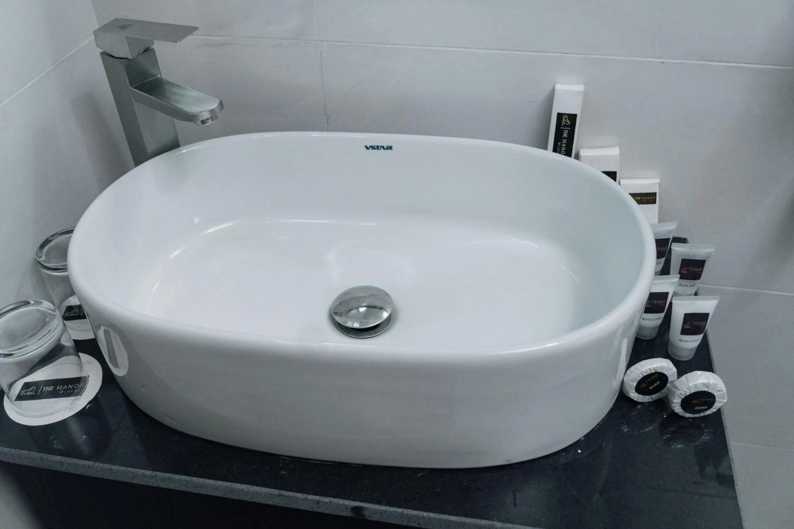 Bathroom in The Manor Hotel by Luckzi