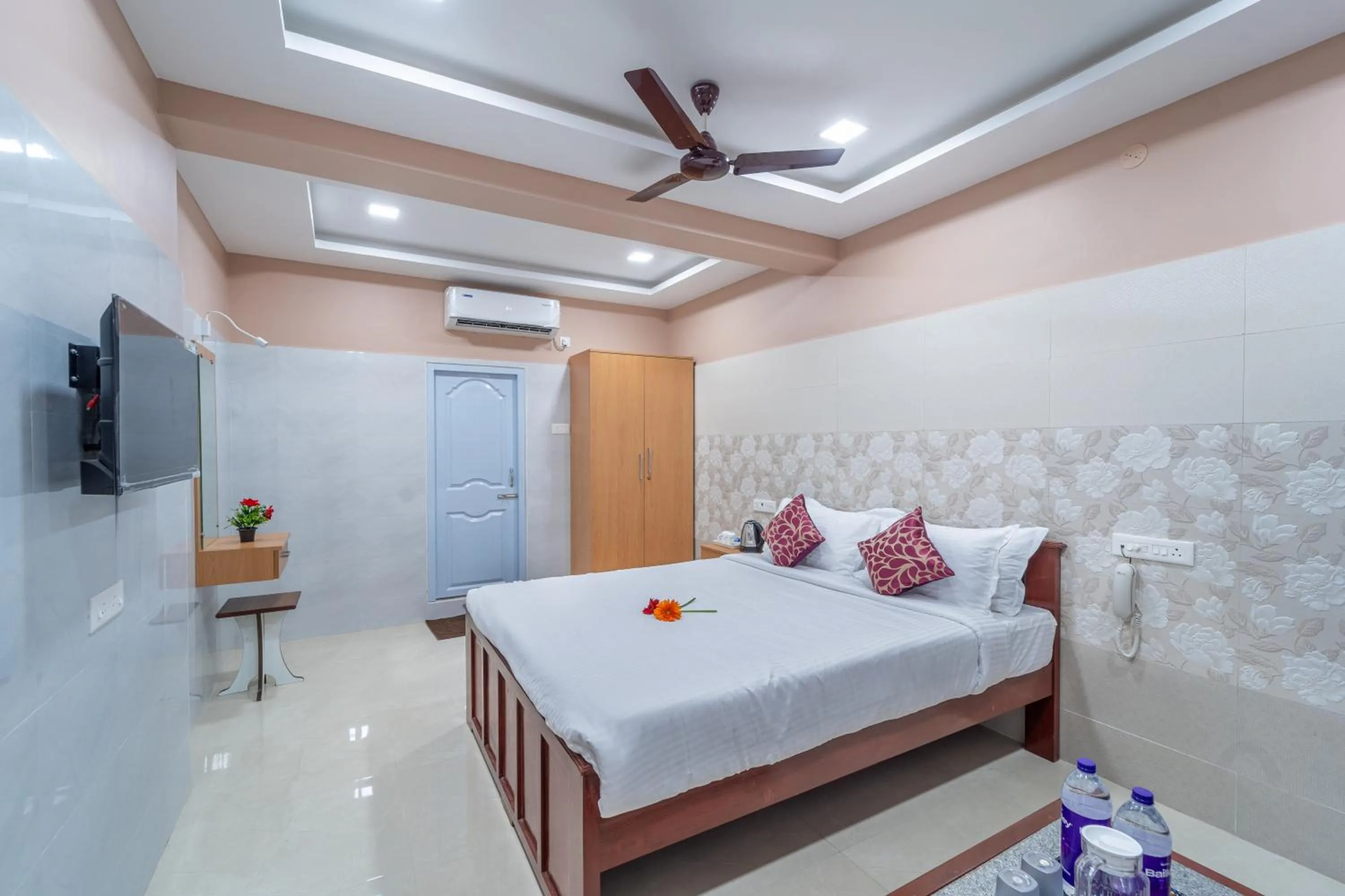 Photo of the whole room, Bed in Sam Residency