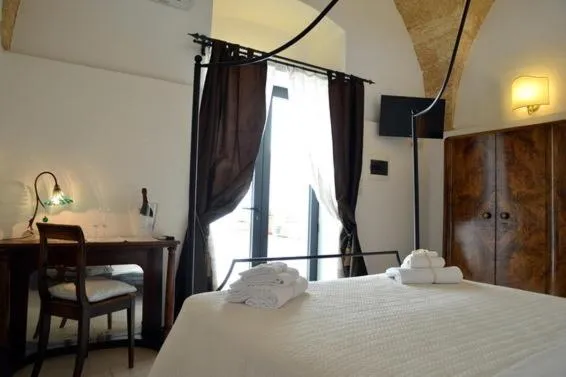 Decorative detail, Bed in Masseria Palane