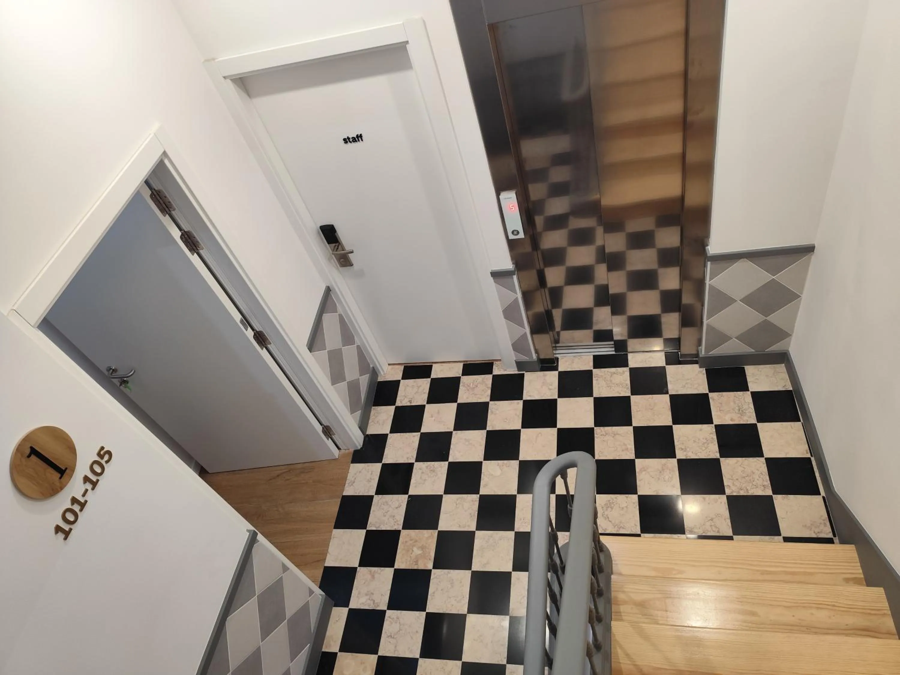 Bacalhoeiros 125 Hotel