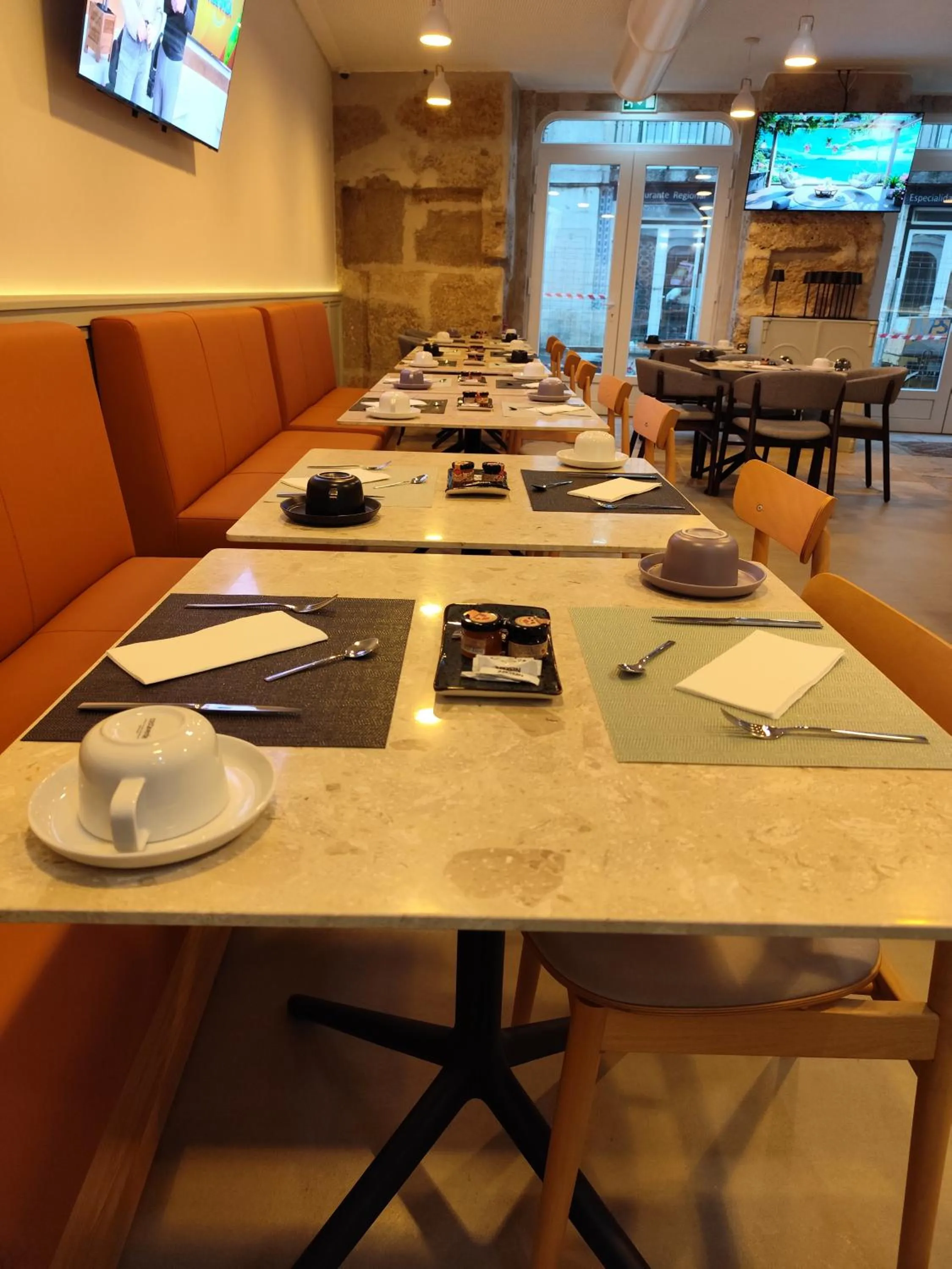 TV and multimedia in Bacalhoeiros 125 Hotel