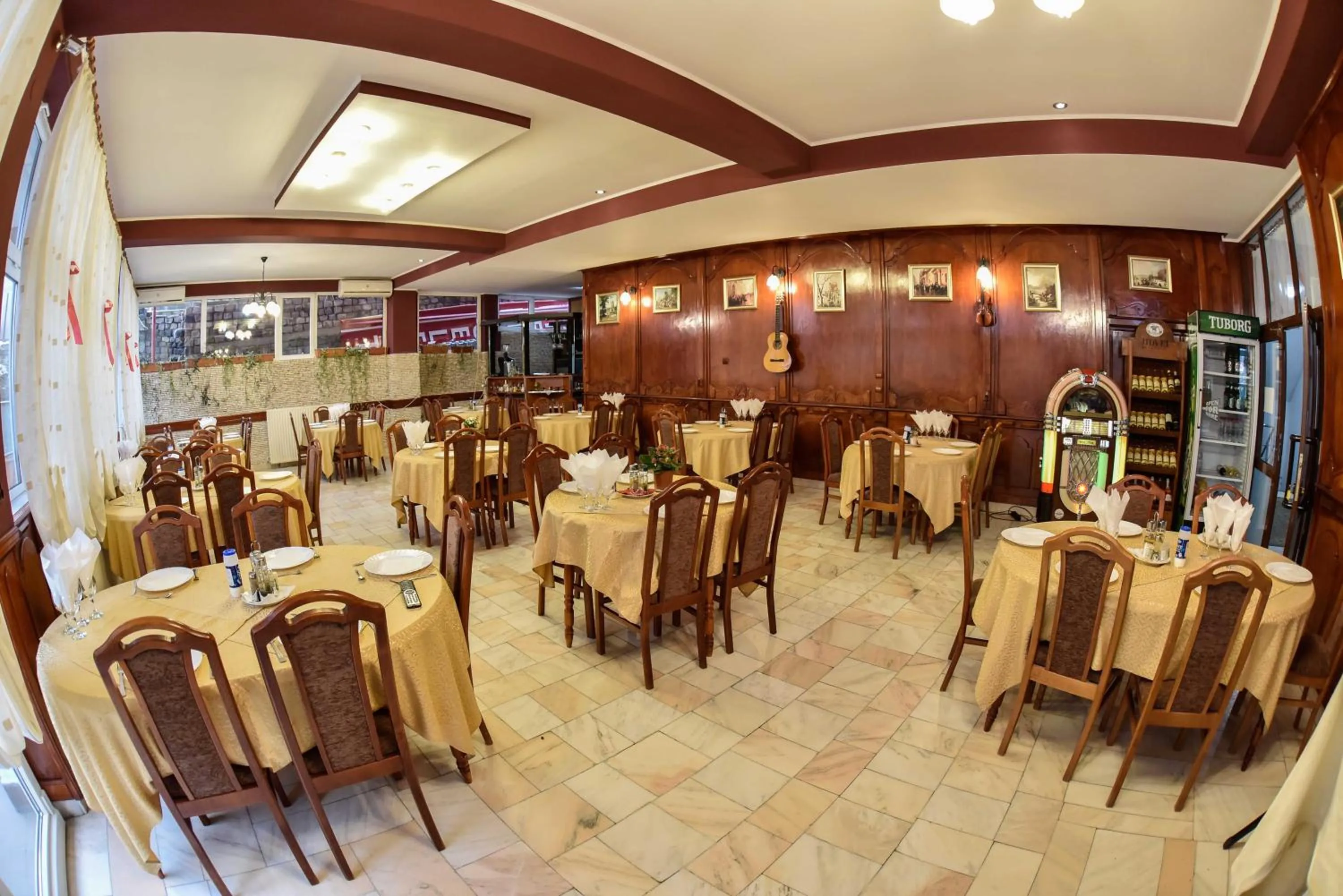 Restaurant/places to eat in Hotel Select