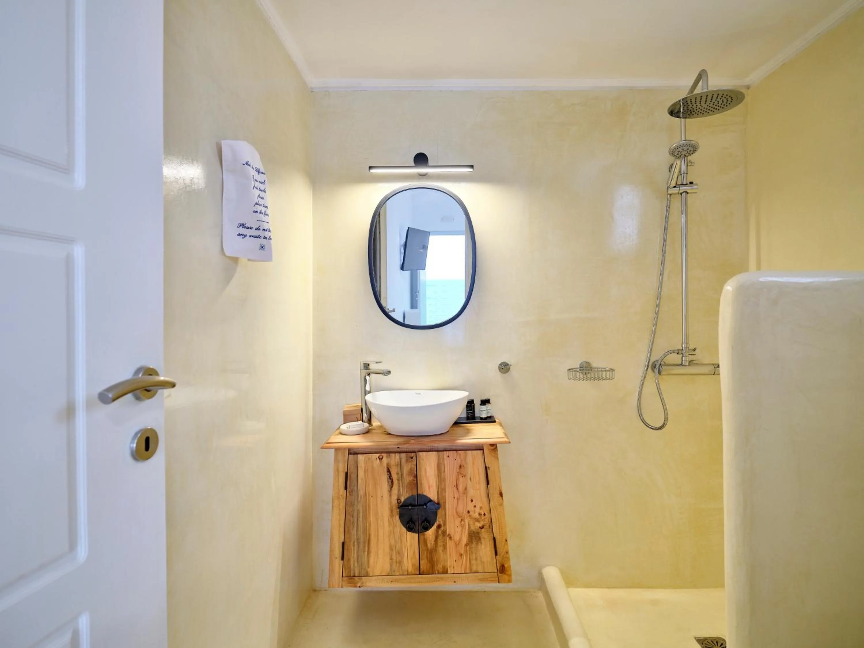 Shower in Bonatsa Beach House