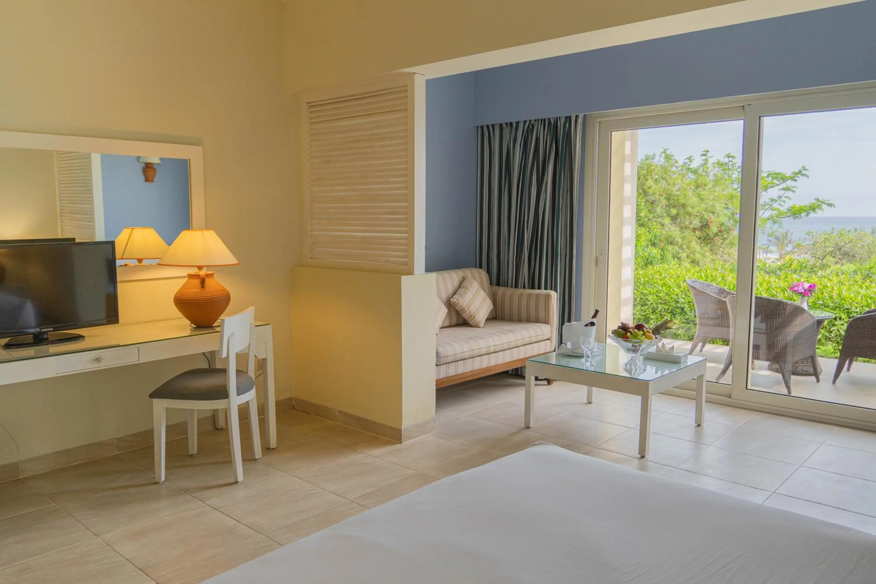 Communal lounge/ TV room, Bed in Caesar Bay Resort