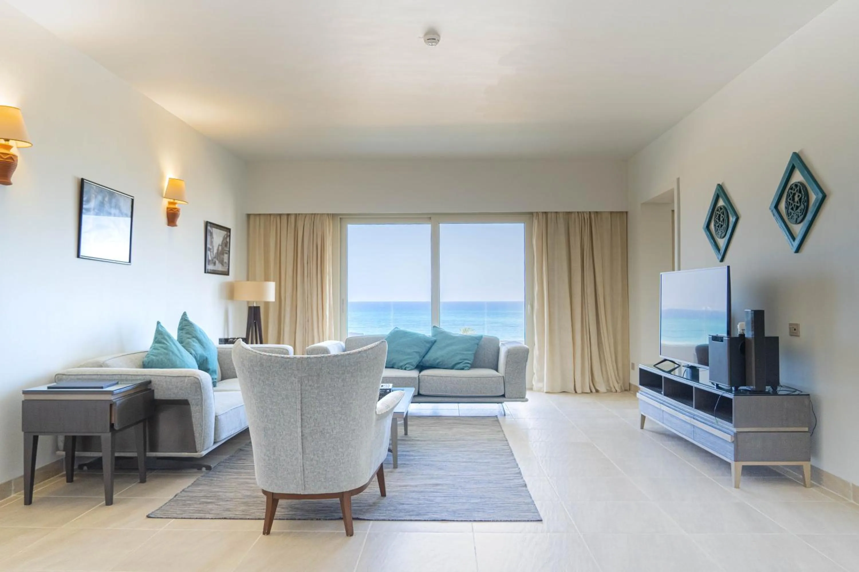 Living room, Bed in Caesar Bay Resort