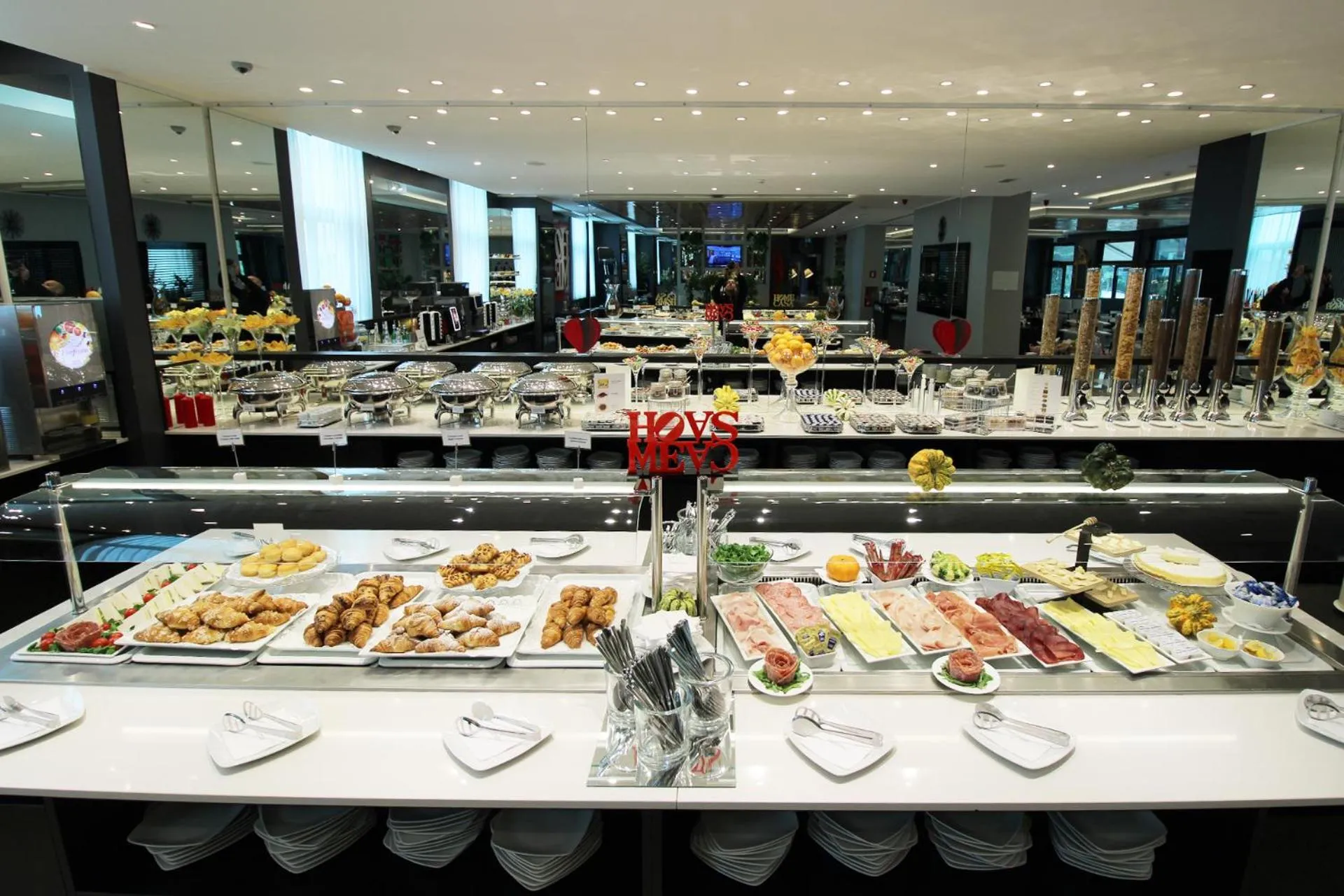Buffet breakfast in ibis Styles Milano Est Settala