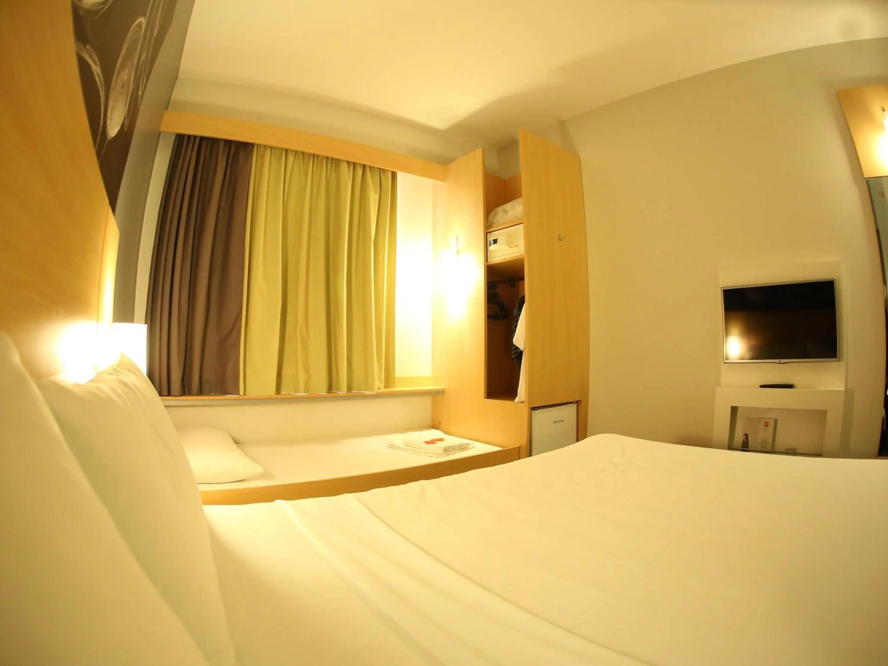 Bedroom, Bed in ibis Jatai