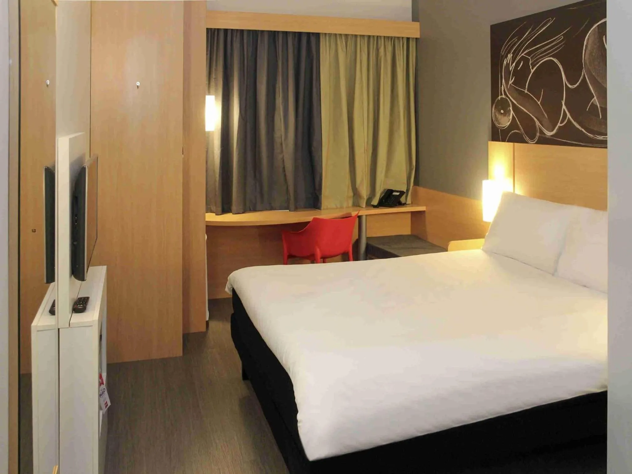 Bedroom, Bed in ibis Jatai
