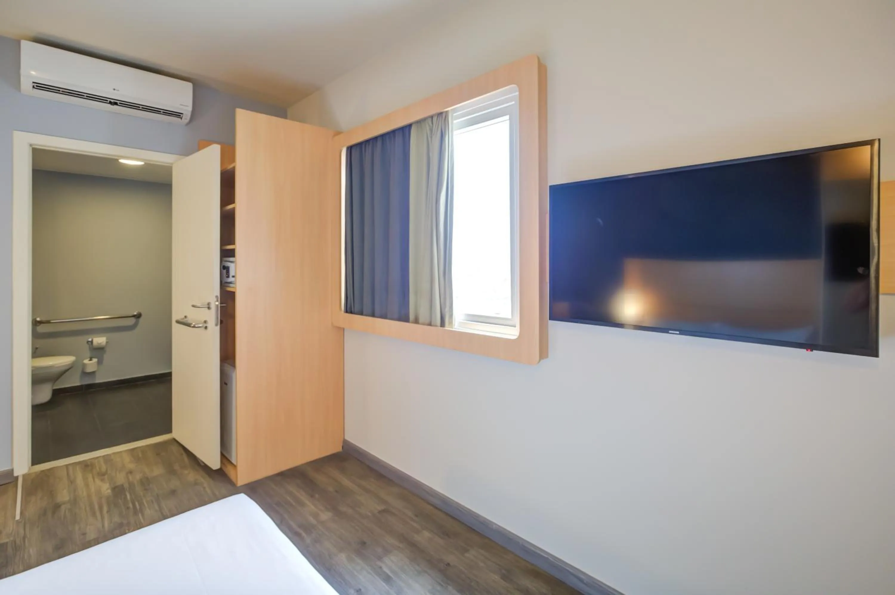 Bathroom, Bed in ibis Rio de Janeiro Nova America