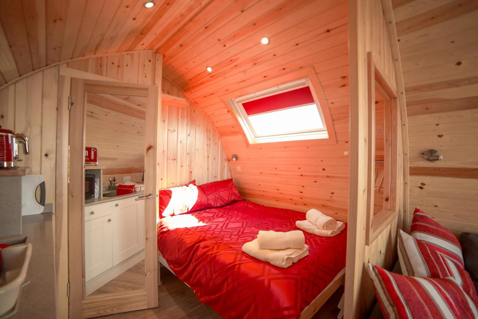 Photo of the whole room, Bed in Suil na Mara Pod