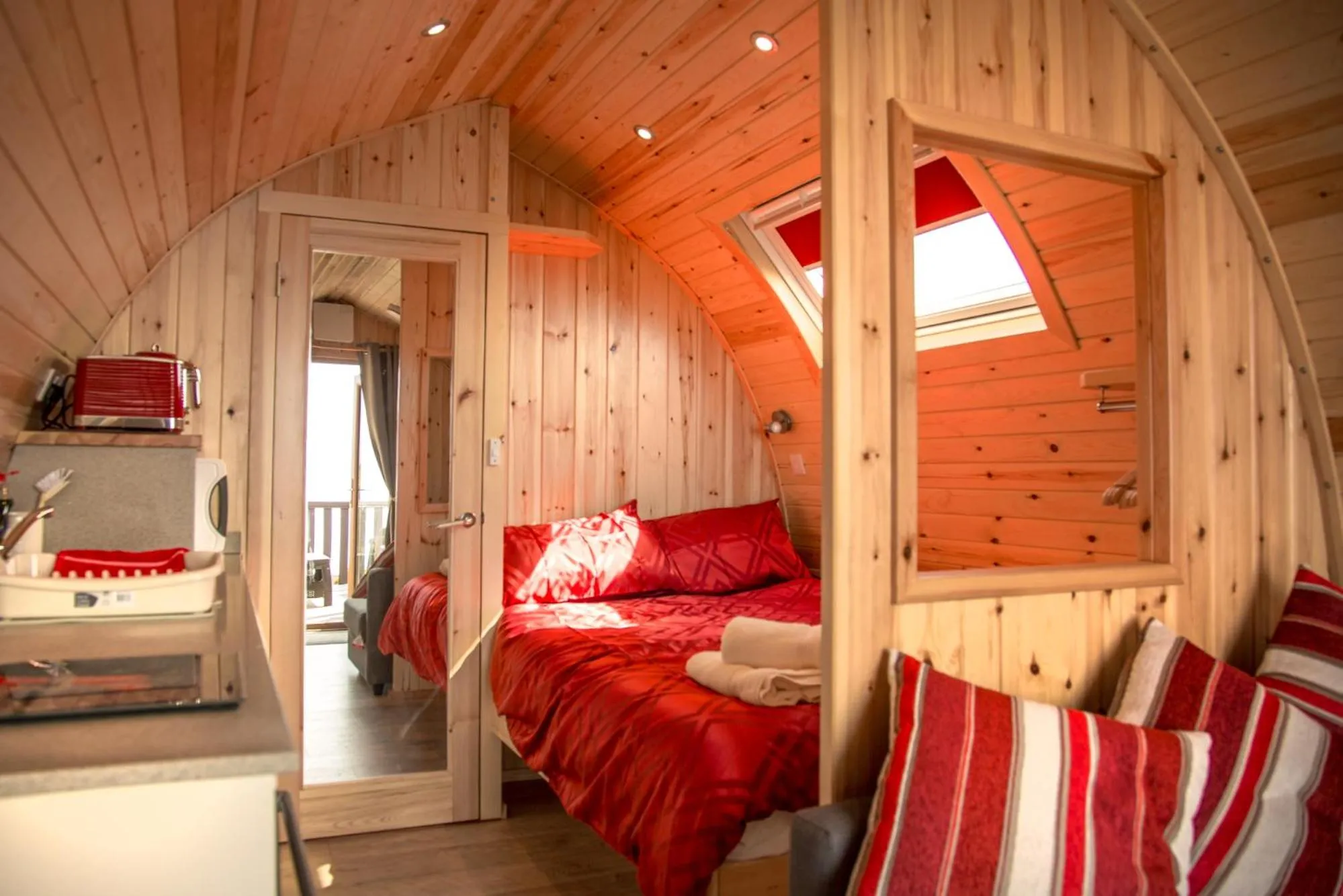 Photo of the whole room, Bed in Suil na Mara Pod