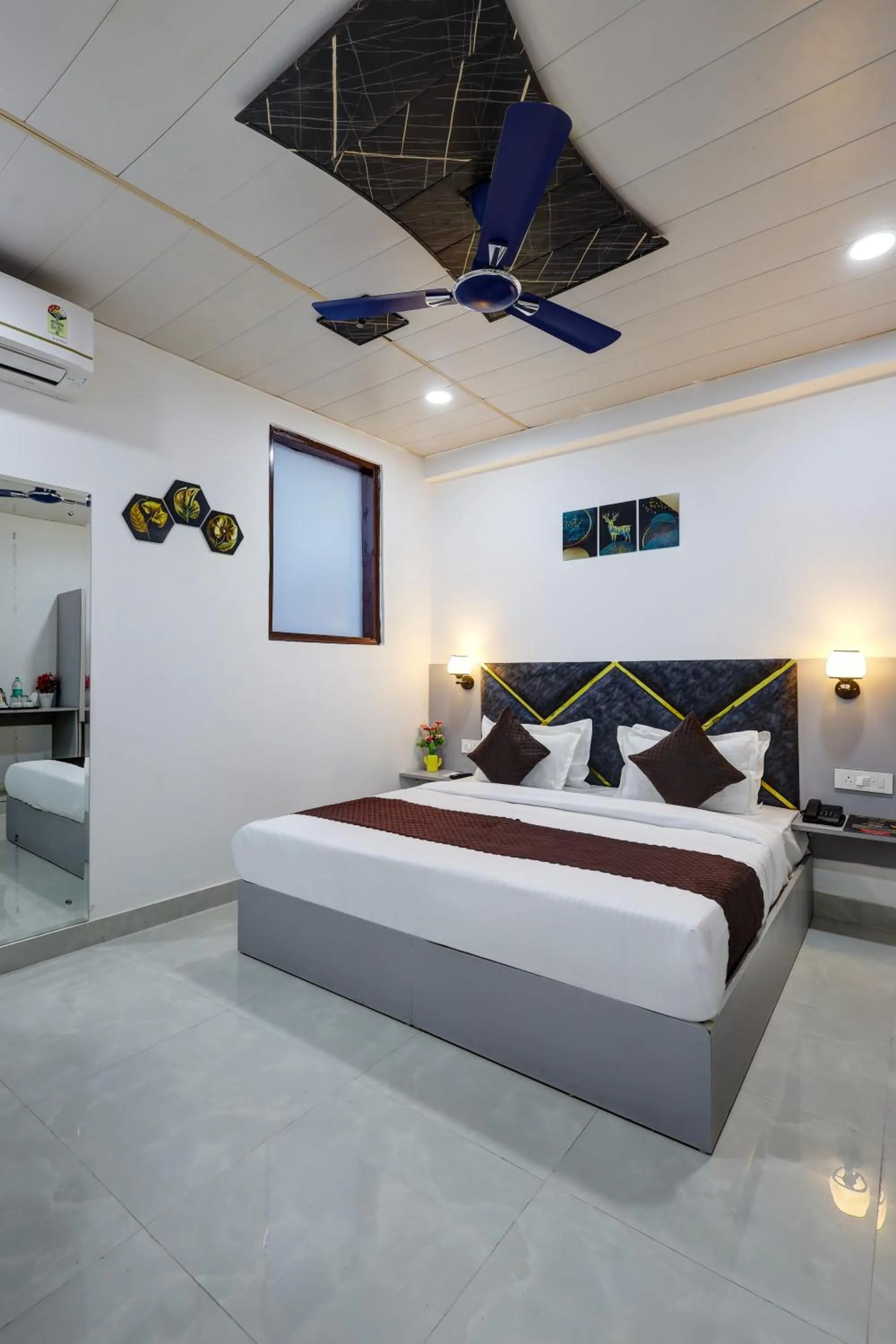 Deluxe Room in Hotel Warm Welcome Inn - Noida Sector 26