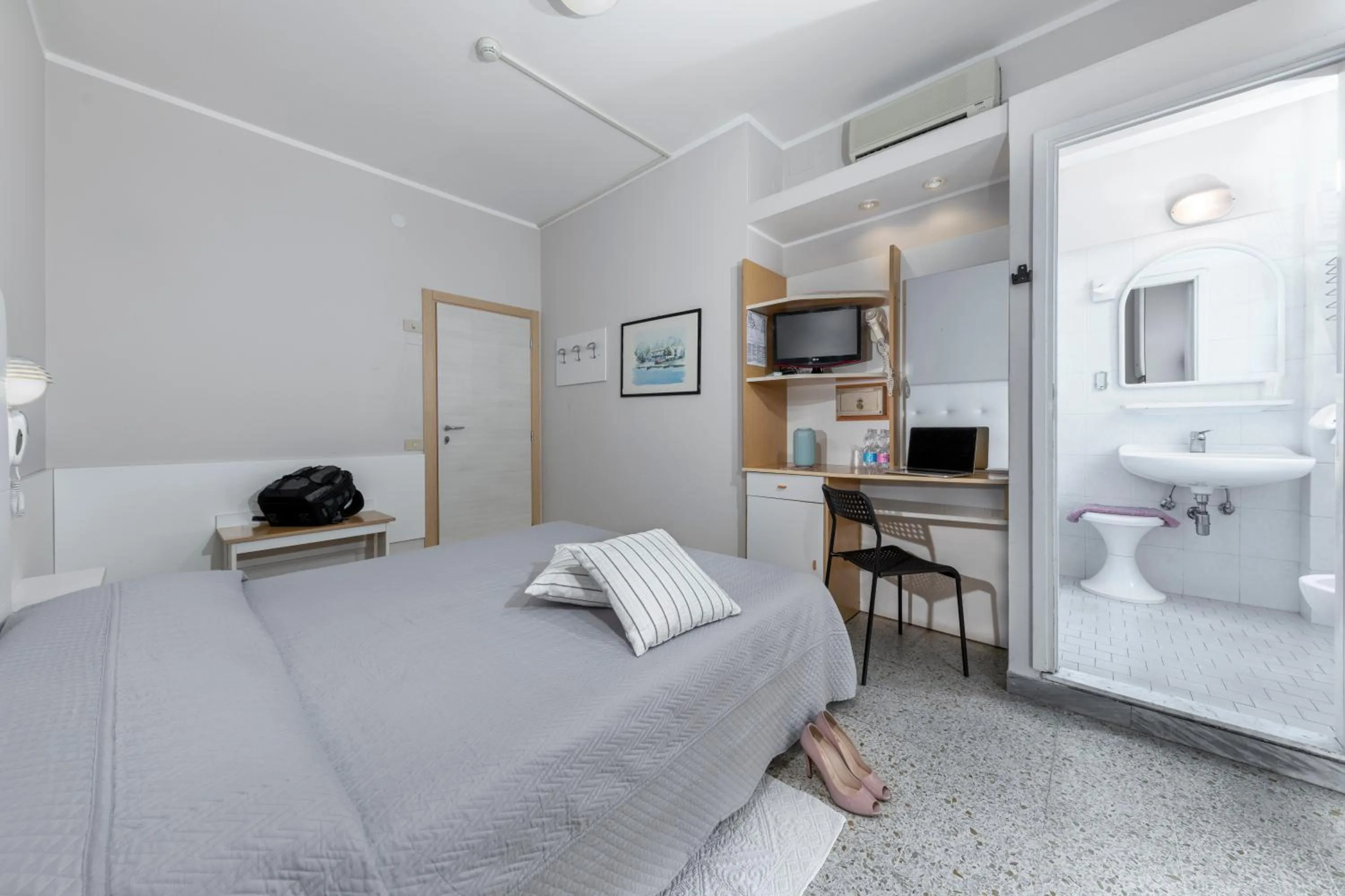 Photo of the whole room, Bed in Hotel Eliseo Riccione