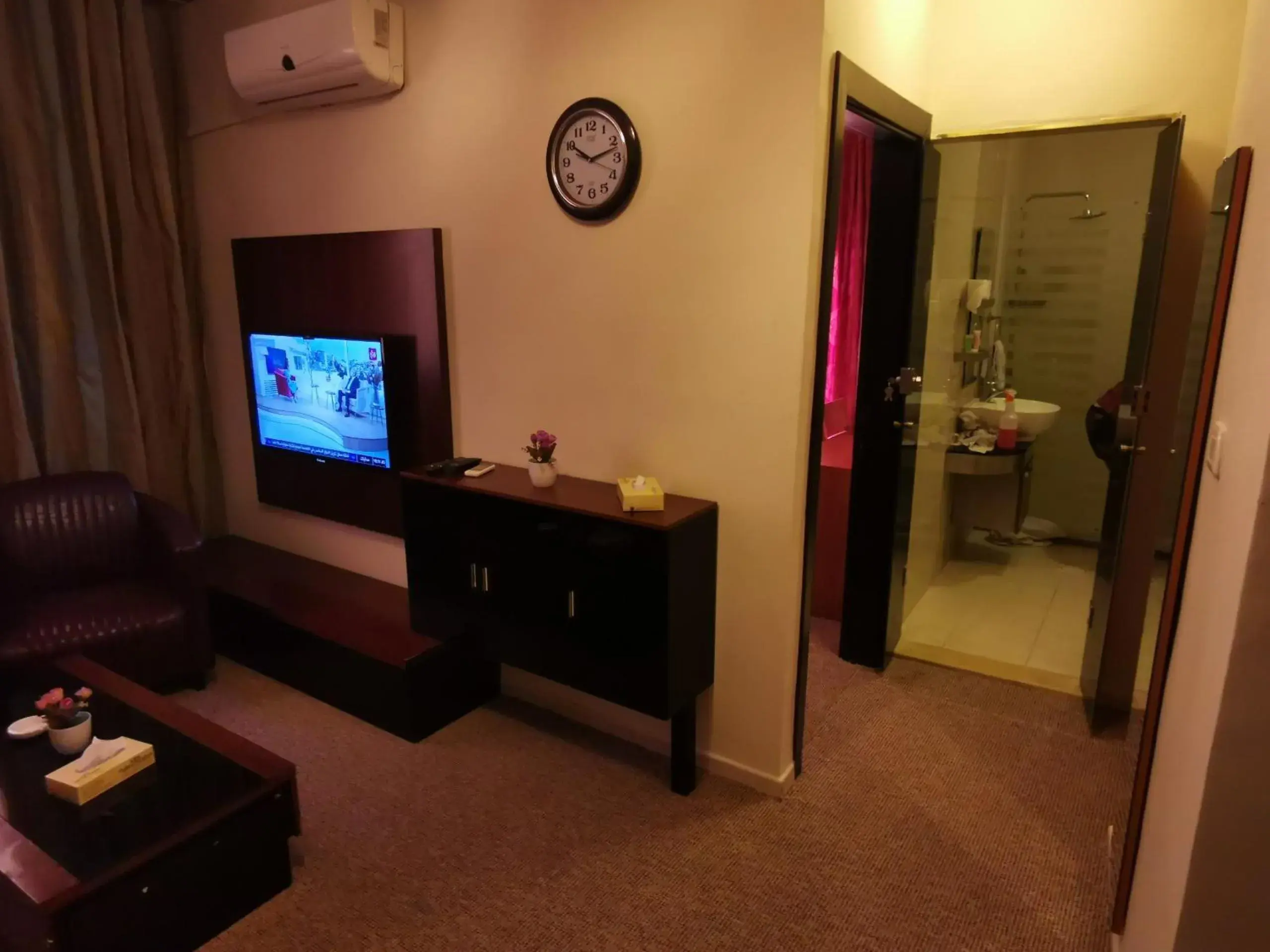 Communal lounge/ TV room, TV/Entertainment Center in Sama Paris Hotel