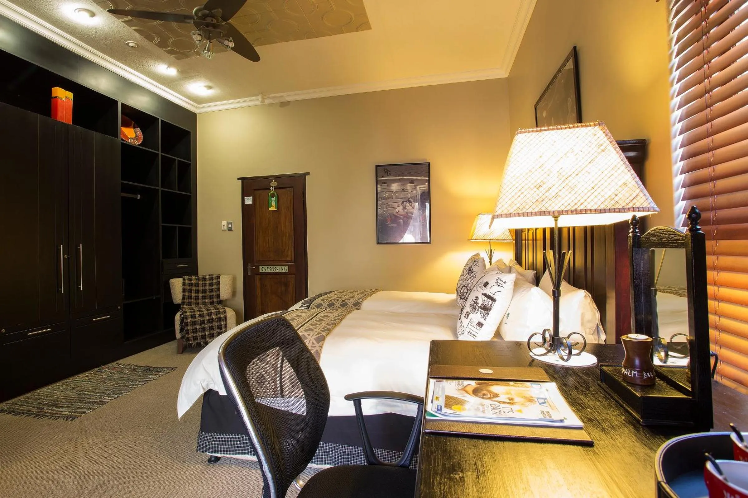 Living room, Bed in The Royal Palm B&B