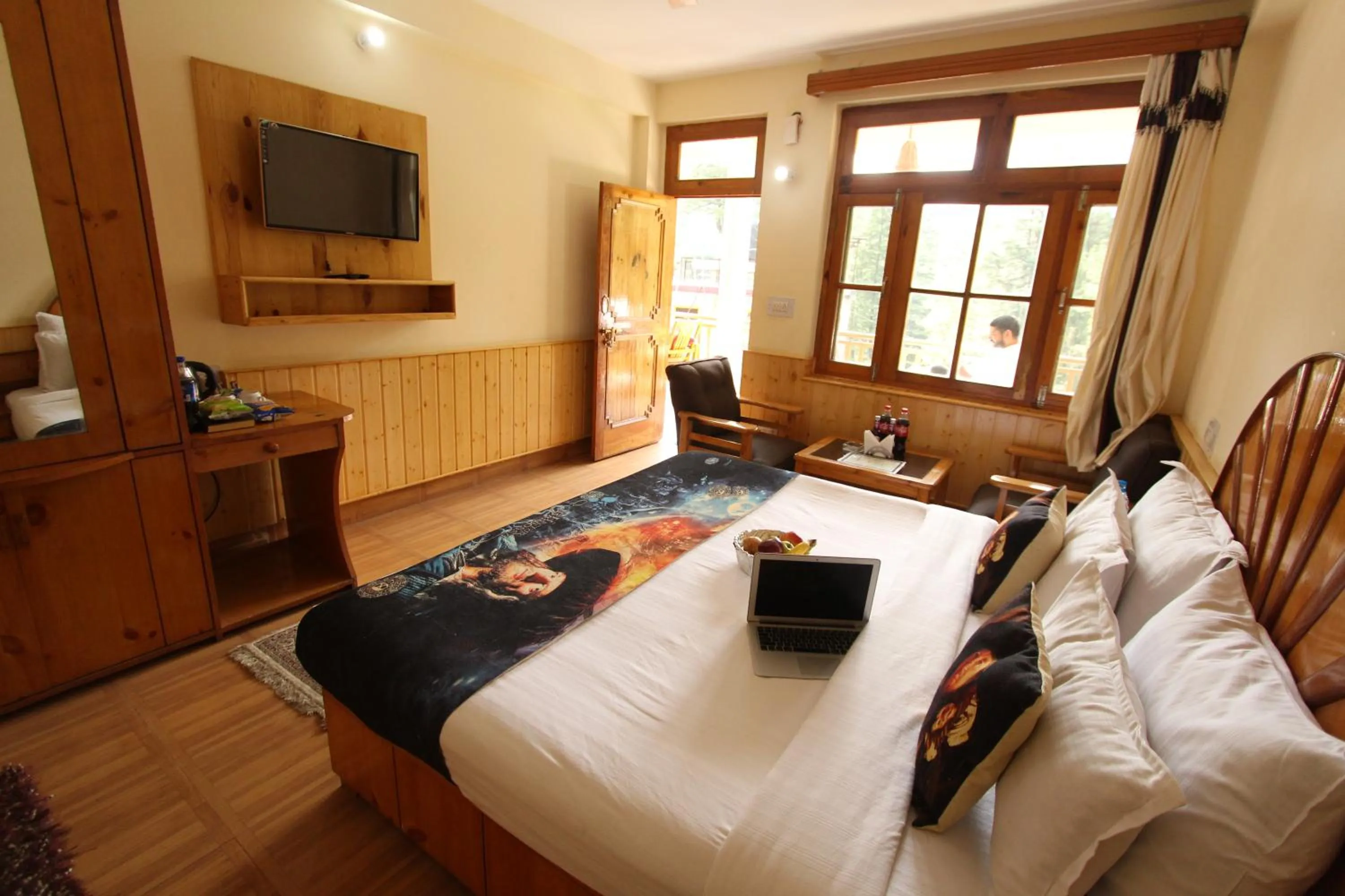 Communal lounge/ TV room in Hotel Purnima - A Riverside Hotel in Kasol