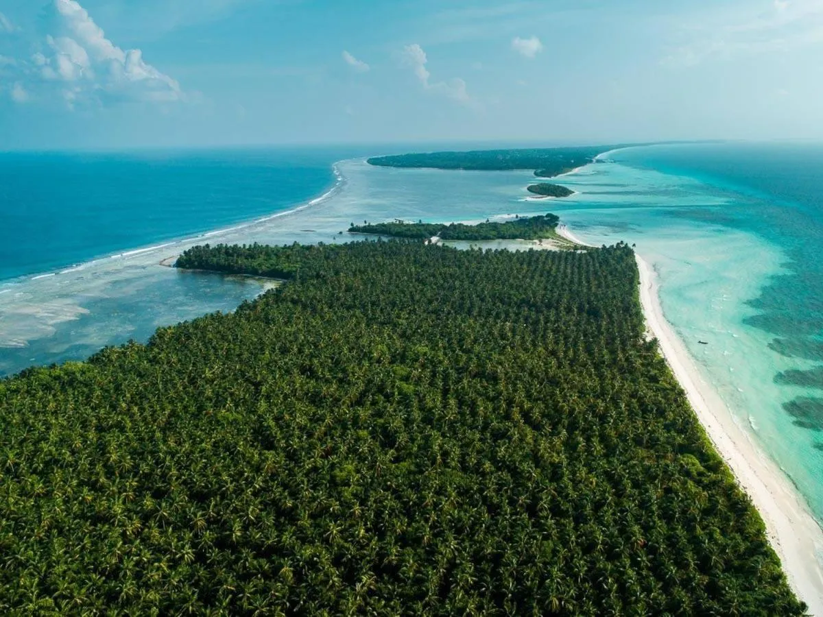 Snorkeling in Long Beach Laamu Hotel