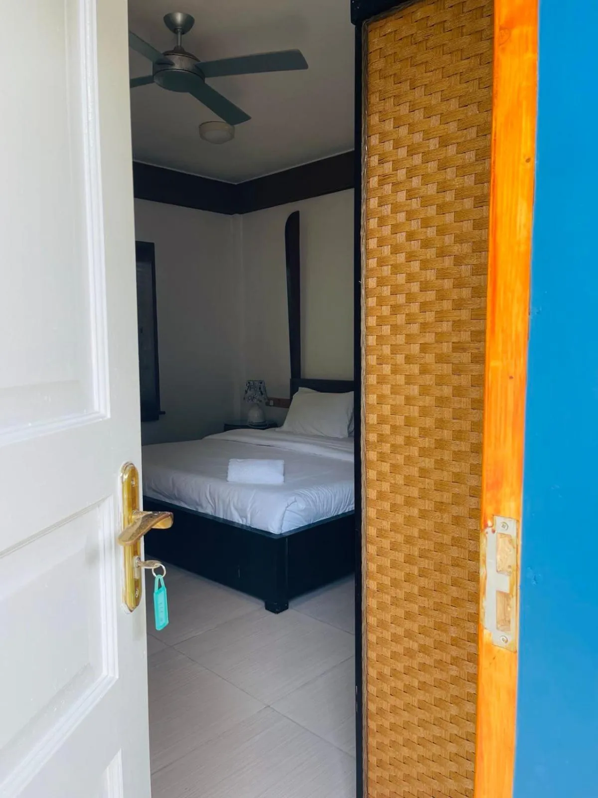 Bed in Long Beach Laamu Hotel