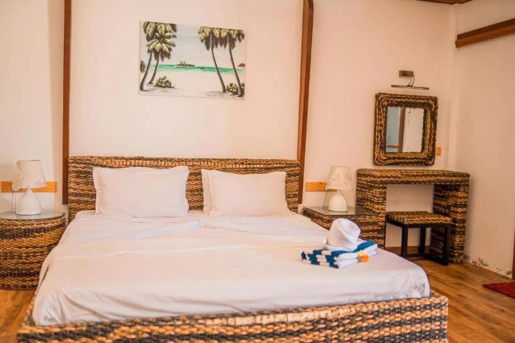 Long Beach Laamu Hotel