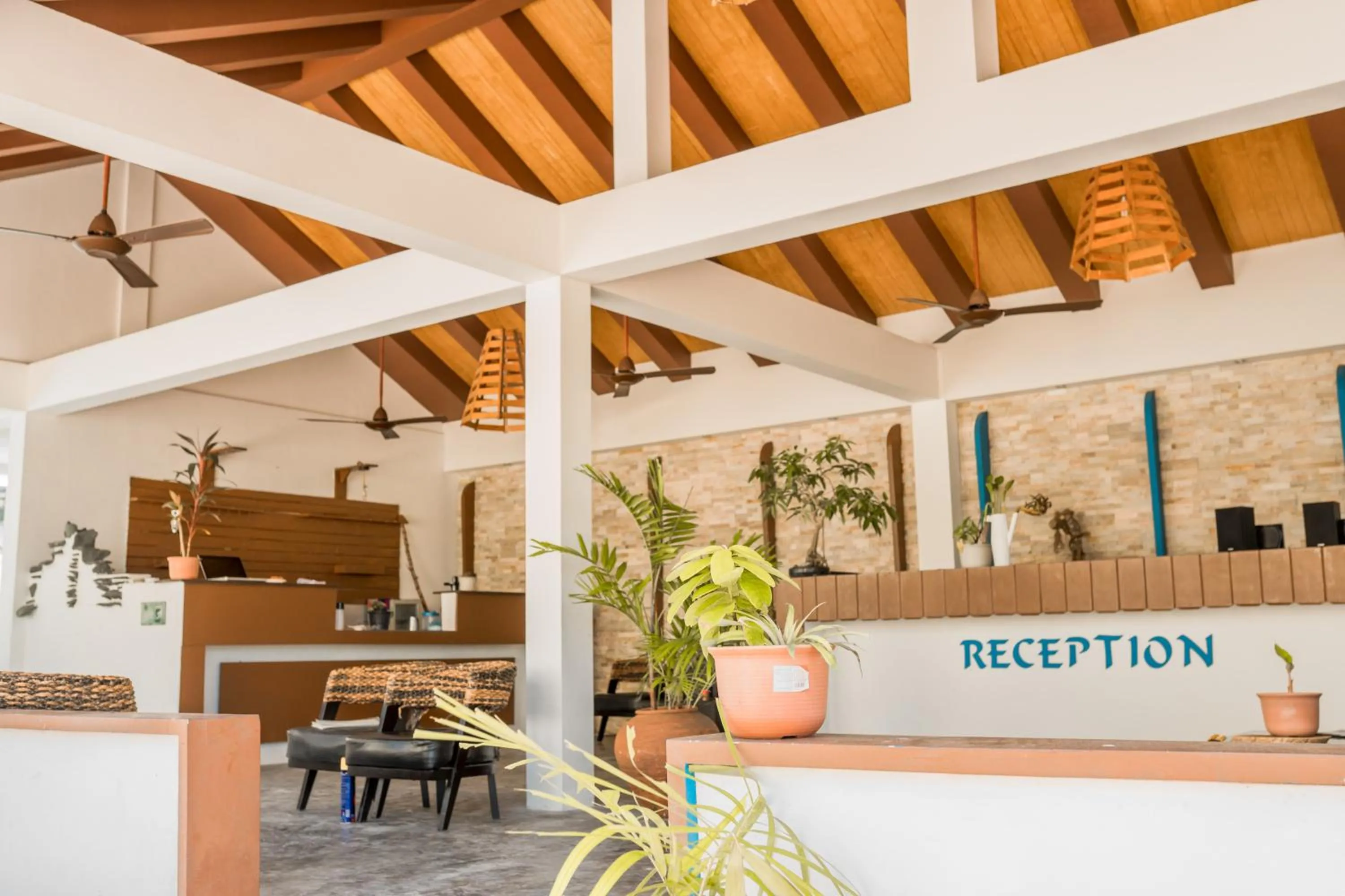 Long Beach Laamu Hotel