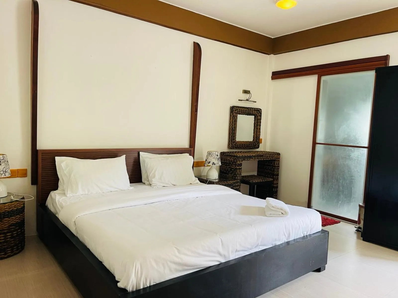 Bedroom in Long Beach Laamu Hotel