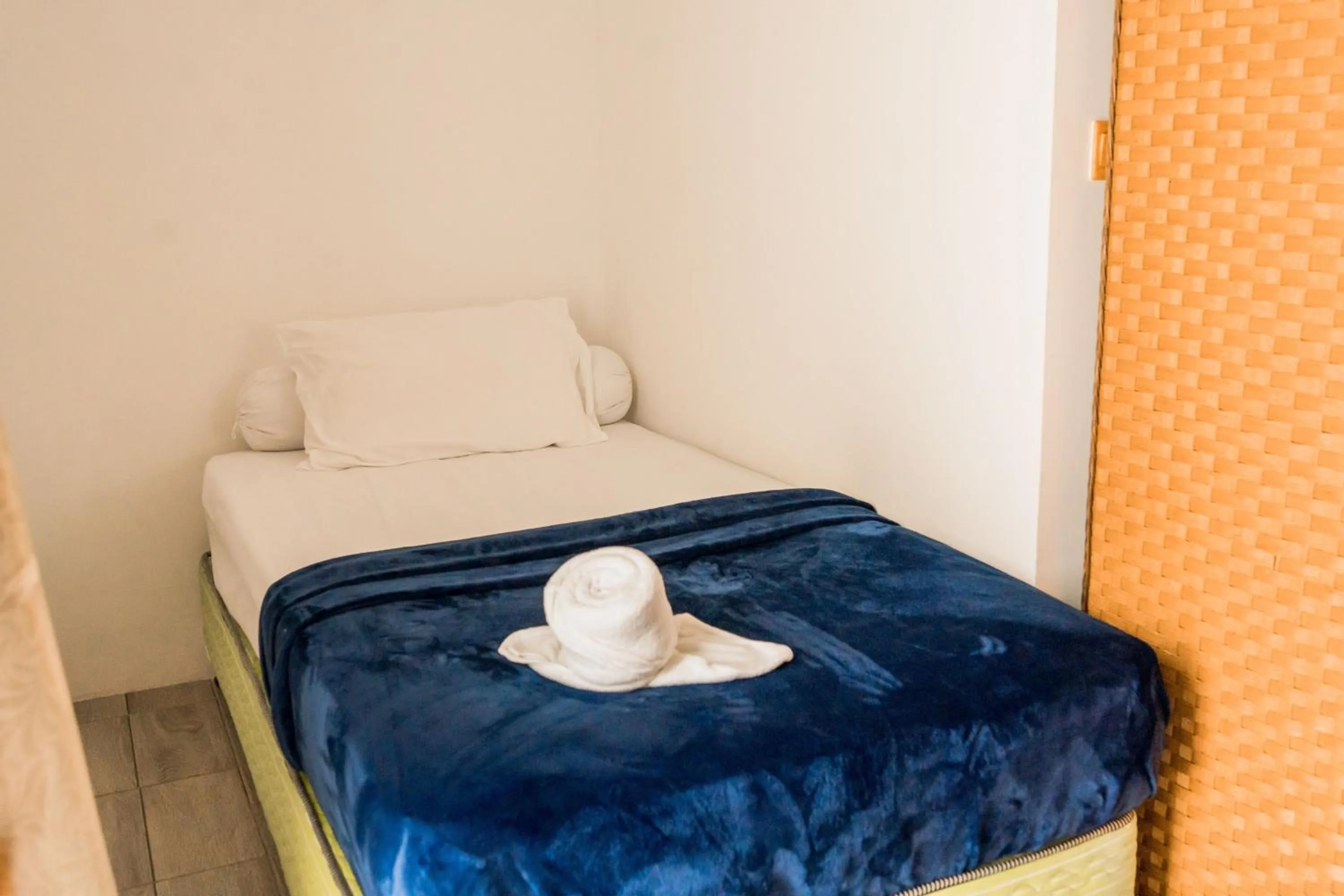 Bed in Long Beach Laamu Hotel