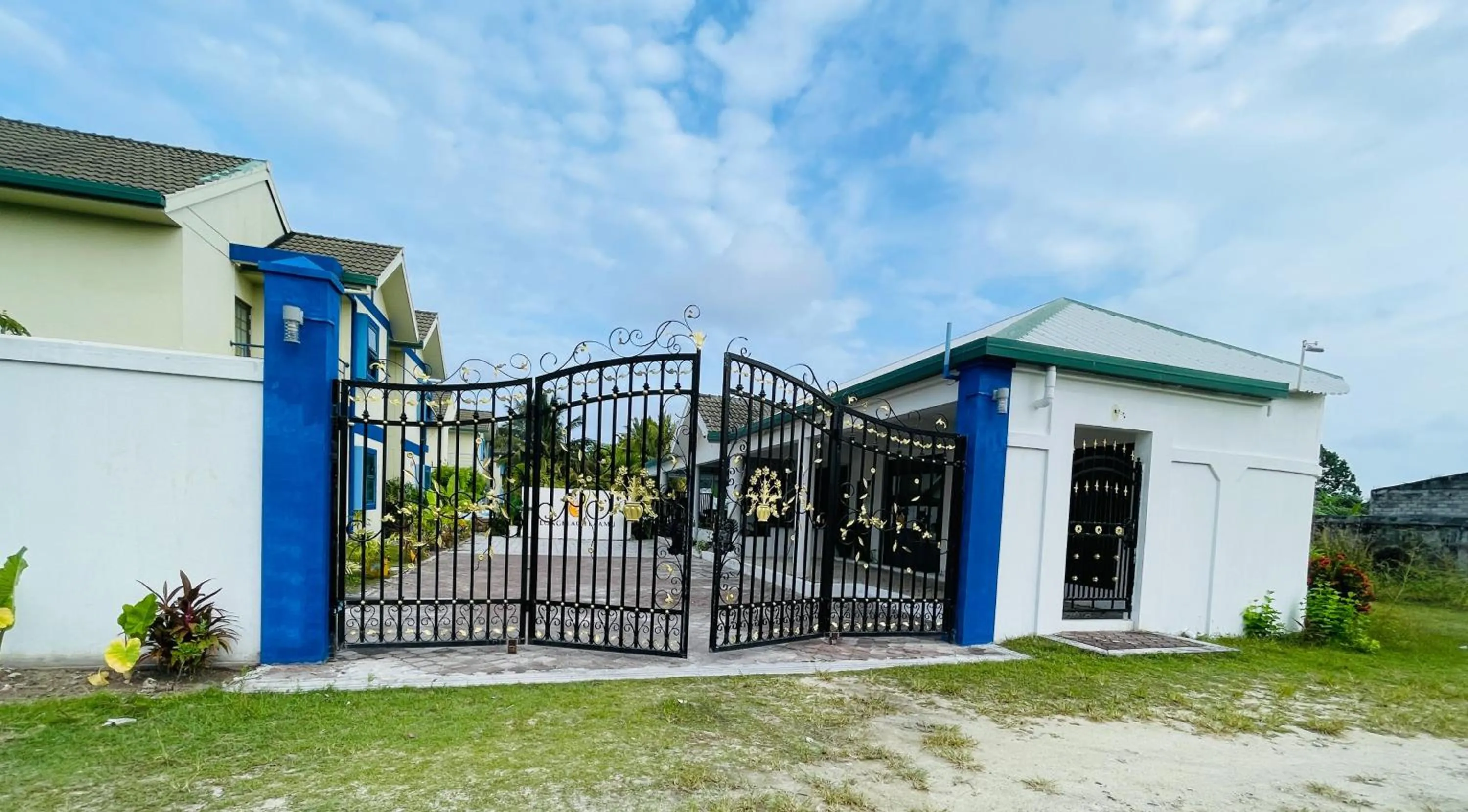 Property building in Long Beach Laamu Hotel