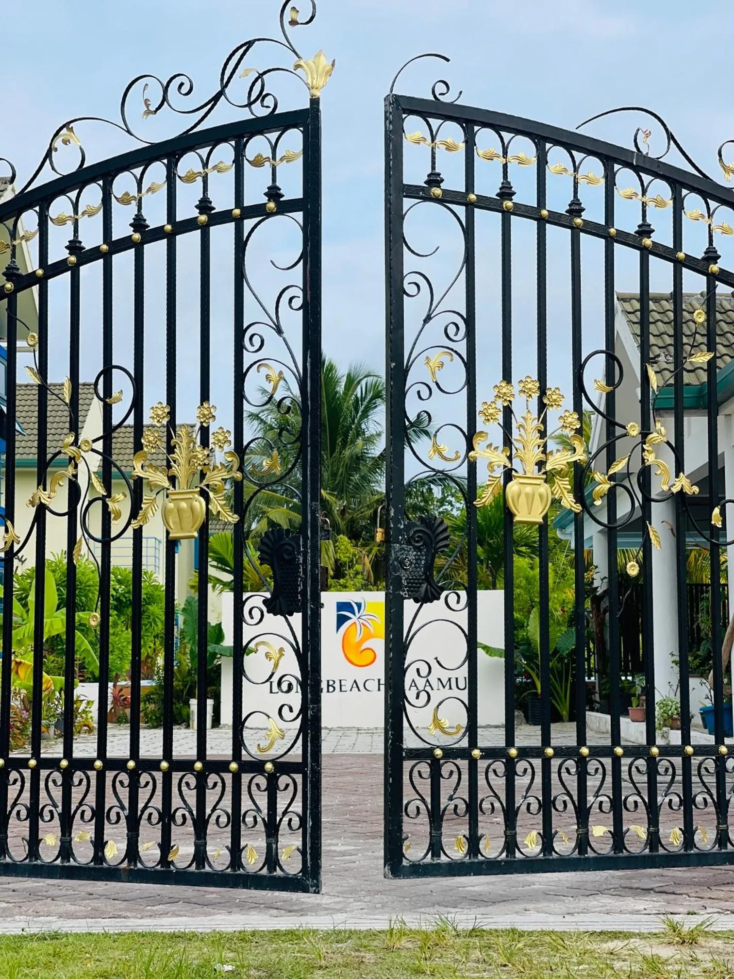 Facade/entrance in Long Beach Laamu Hotel