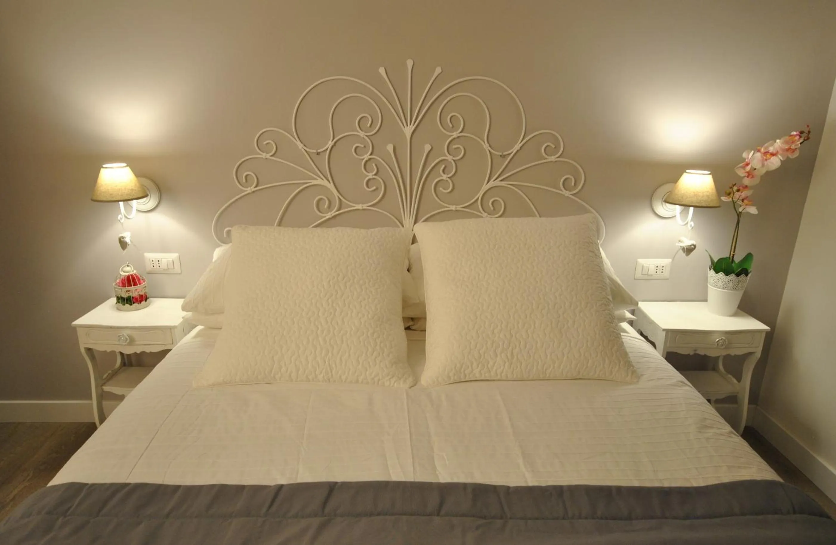 Decorative detail, Bed in Vaticano Charming Rooms