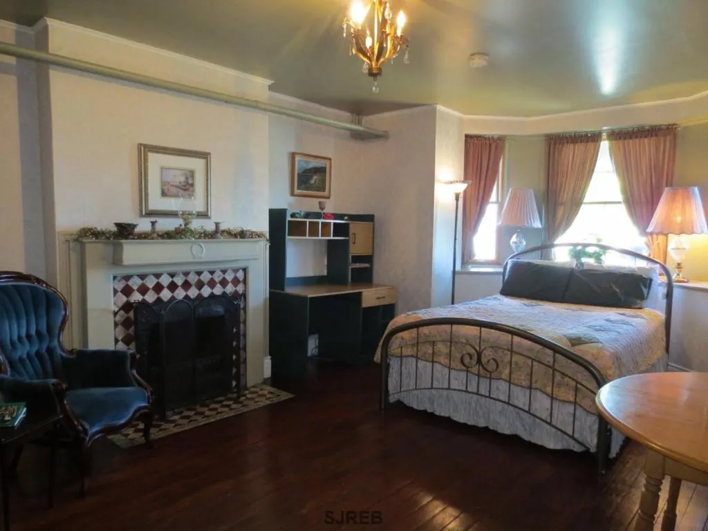 Bed in A Tanners Home Inn Bed and Breakfast