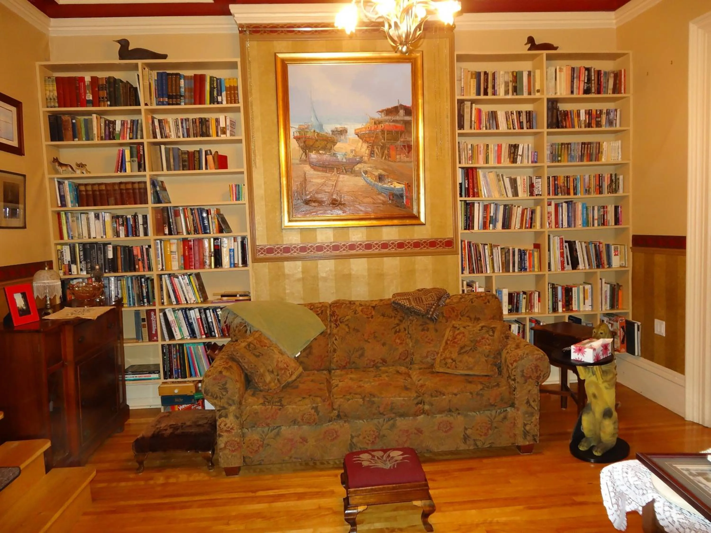 Library in A Tanners Home Inn Bed and Breakfast