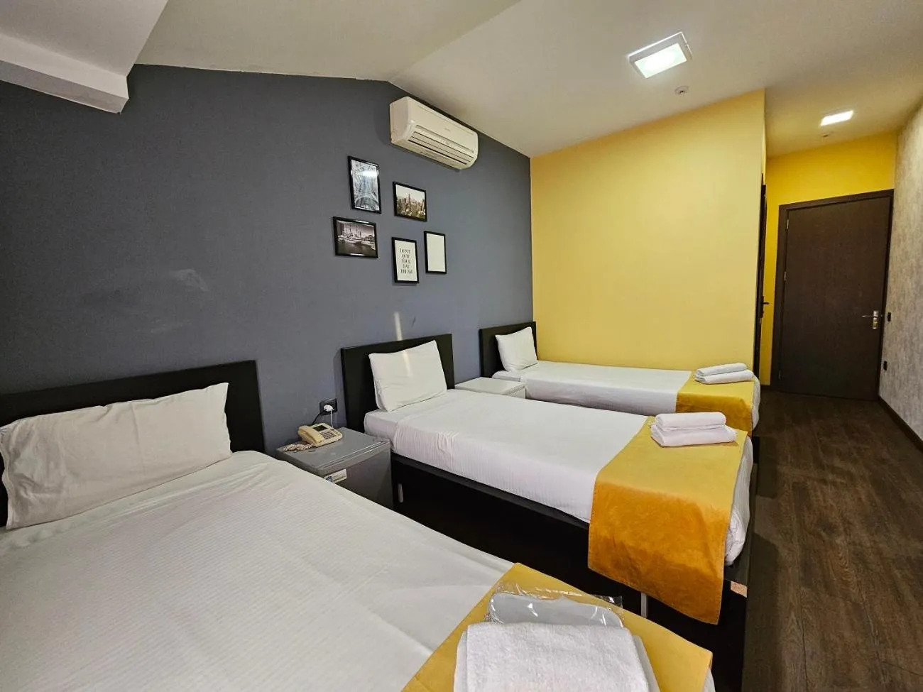 Photo of the whole room, Bed in Aden City Hotel