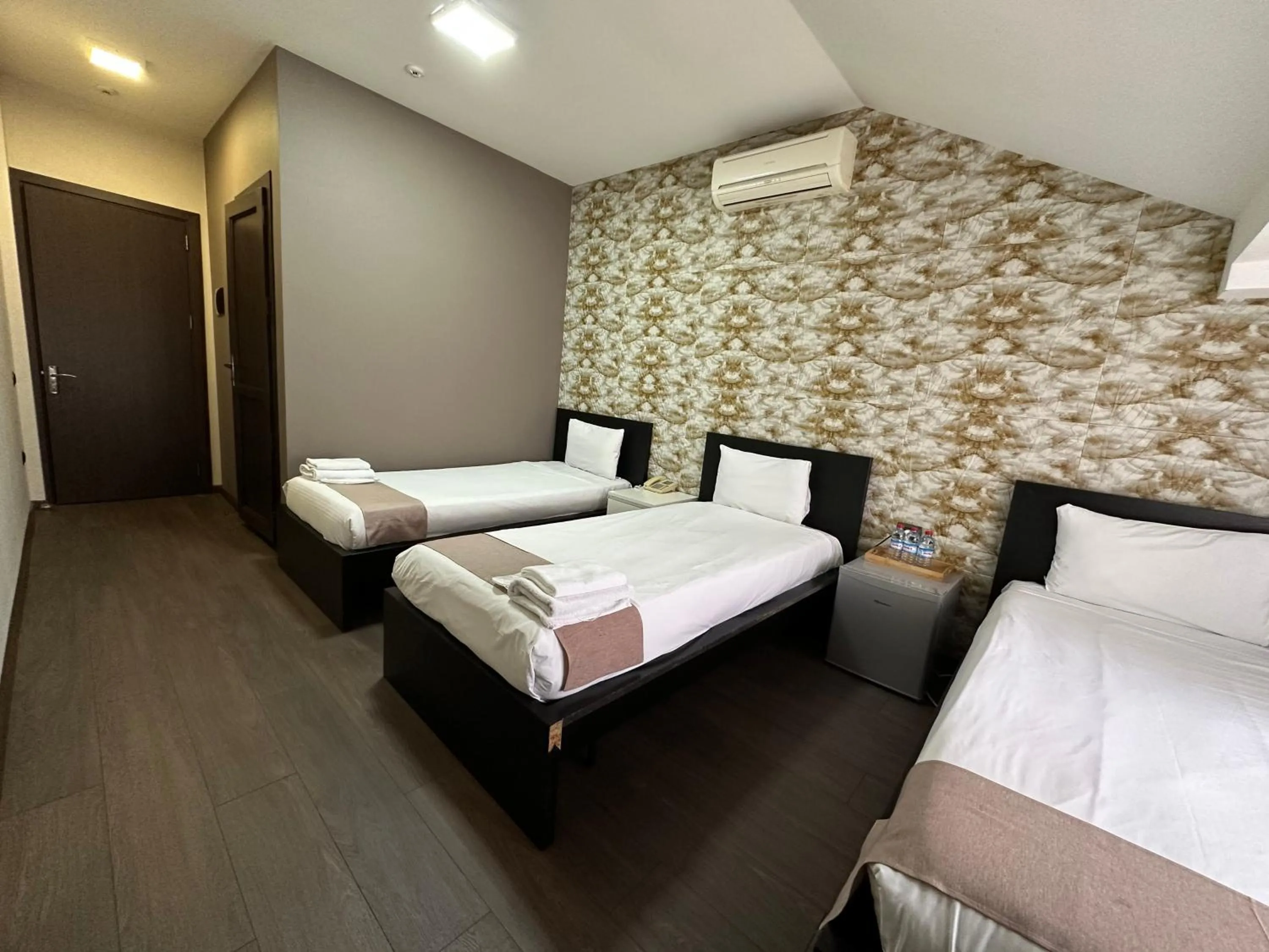 Photo of the whole room, Bed in Aden City Hotel