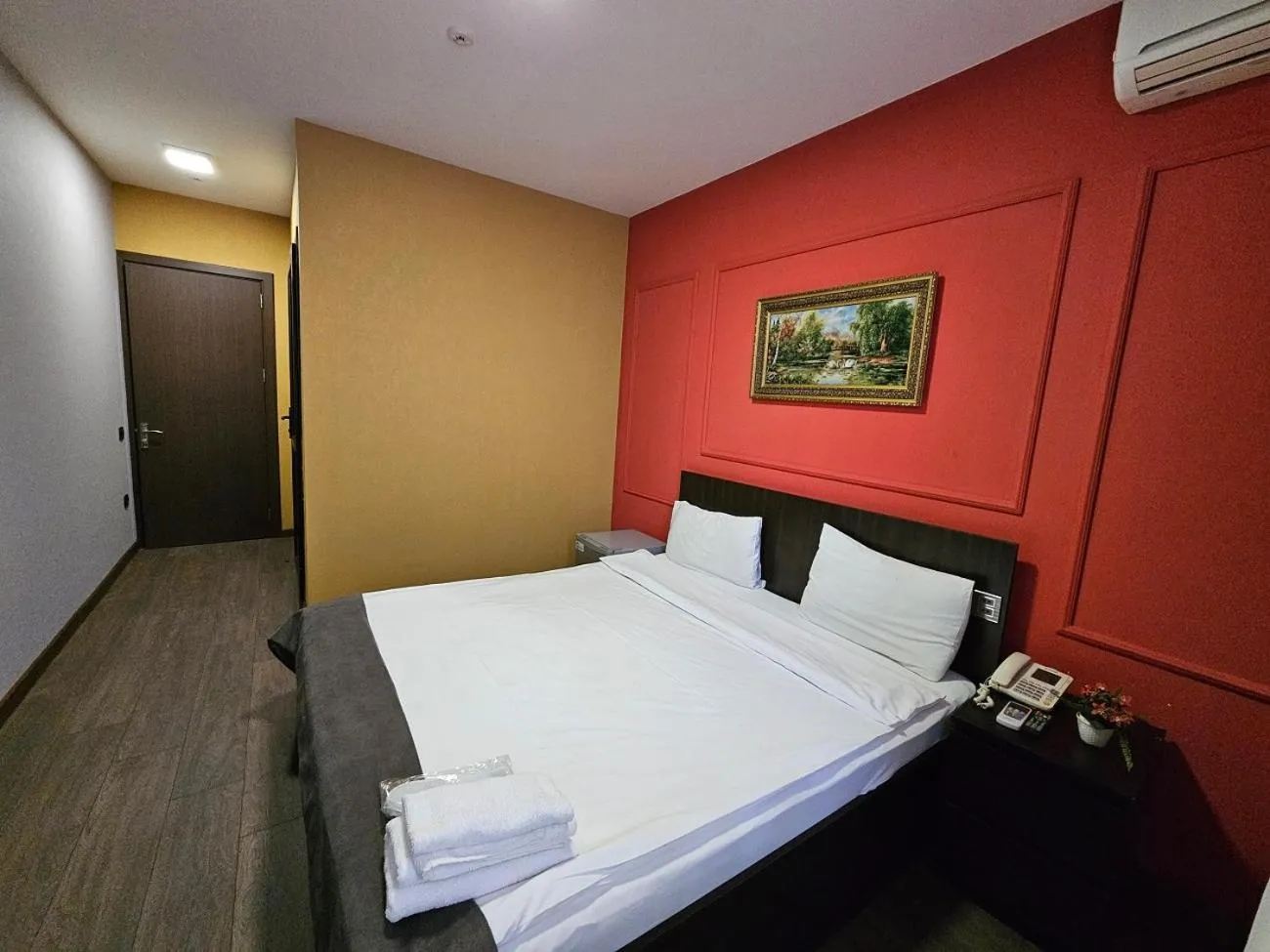 Photo of the whole room, Bed in Aden City Hotel