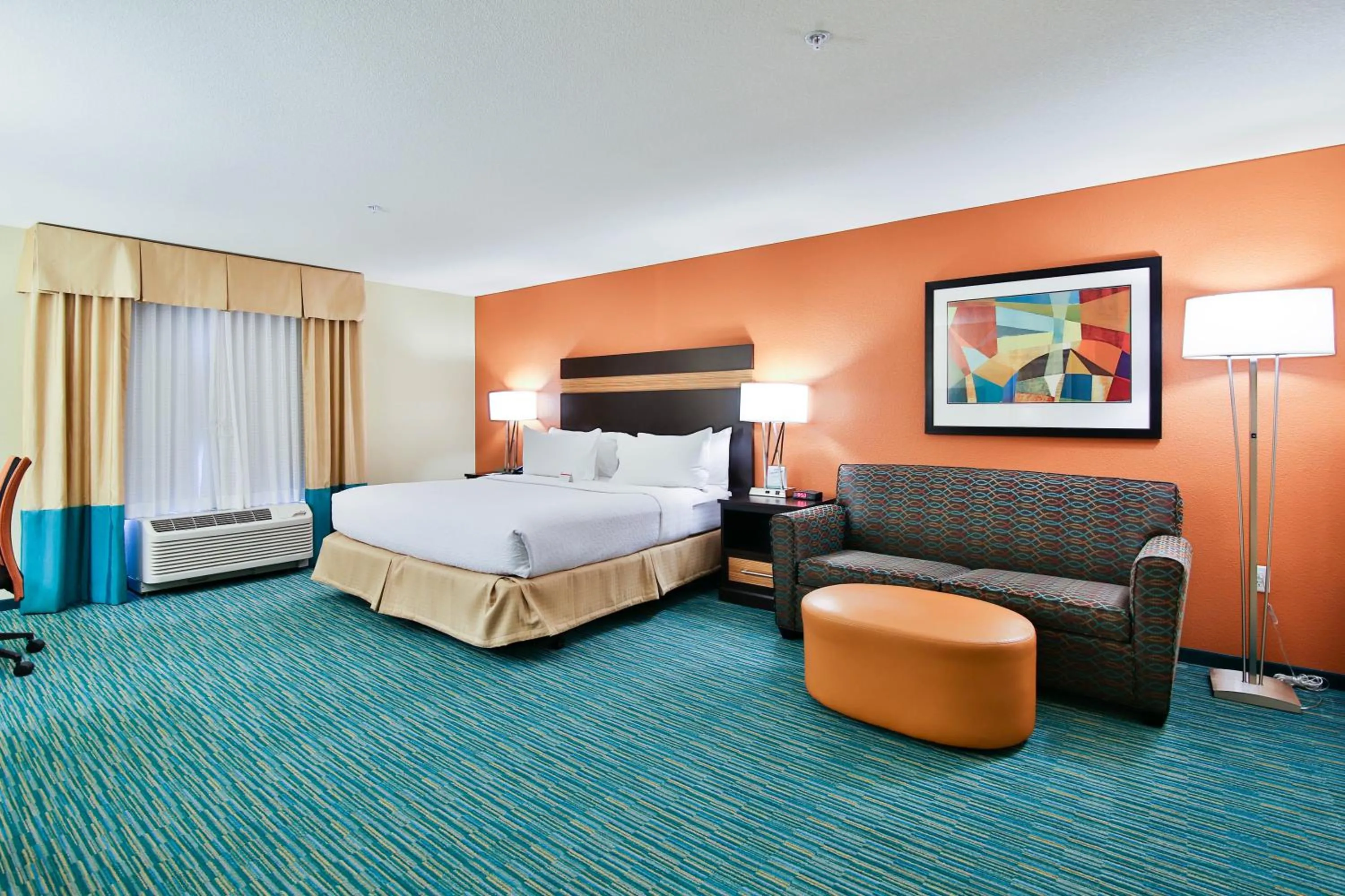 Photo of the whole room, Bed in Holiday Inn Bismarck by IHG