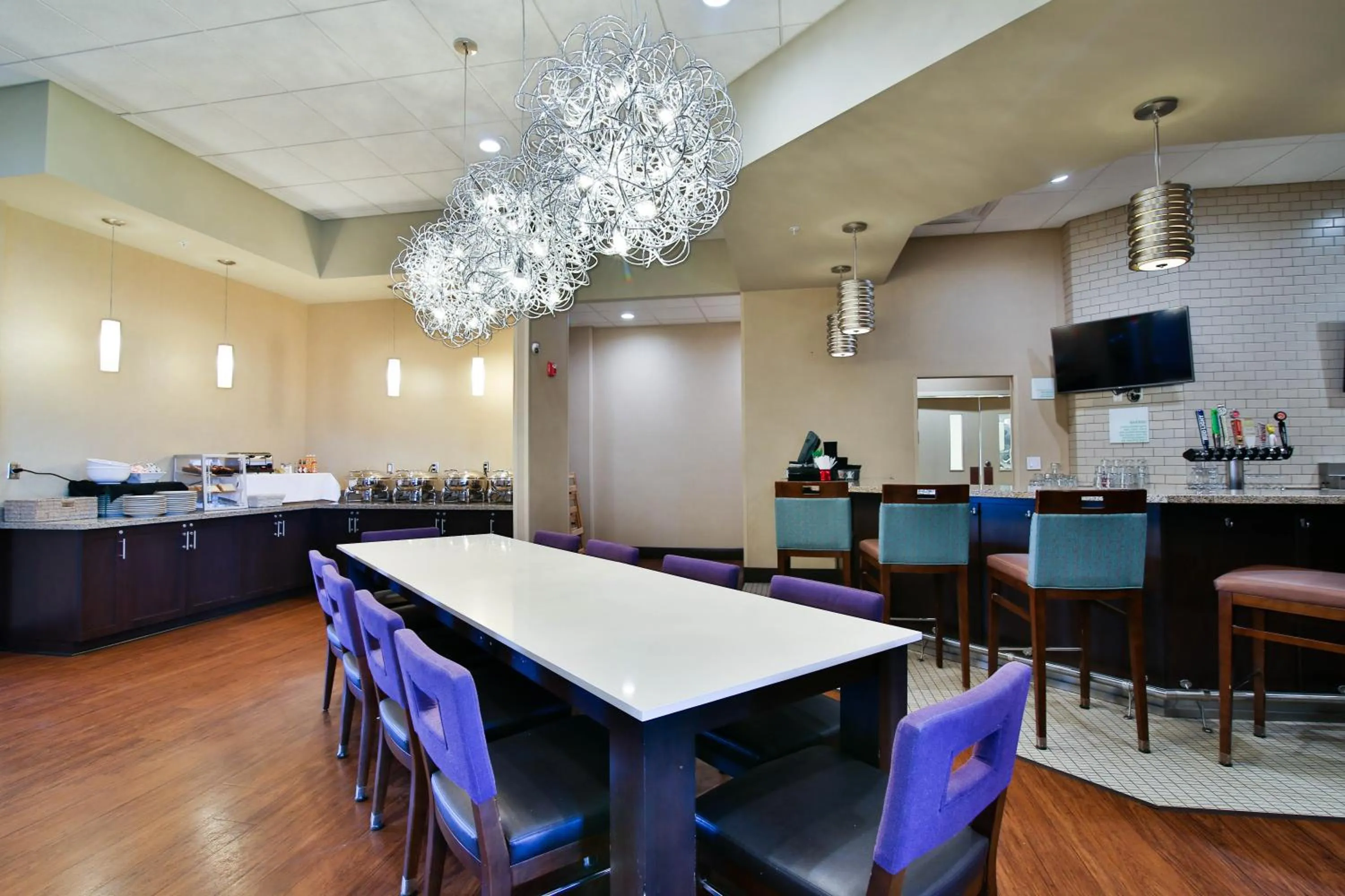 Lounge or bar in Holiday Inn Bismarck by IHG