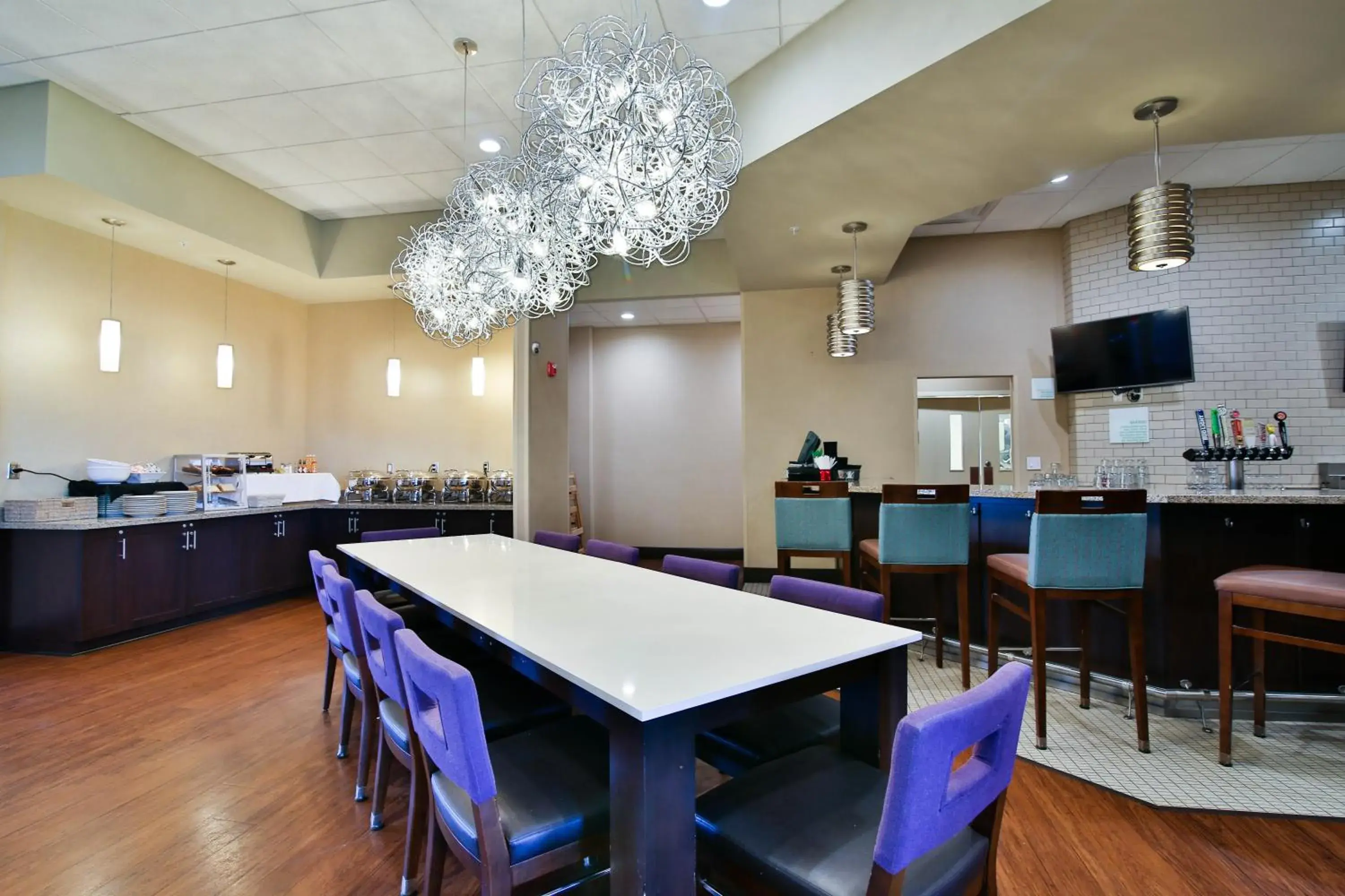 Lounge or bar in Holiday Inn Bismarck by IHG Lounge or bar in Holiday Inn Bismarck by IHG