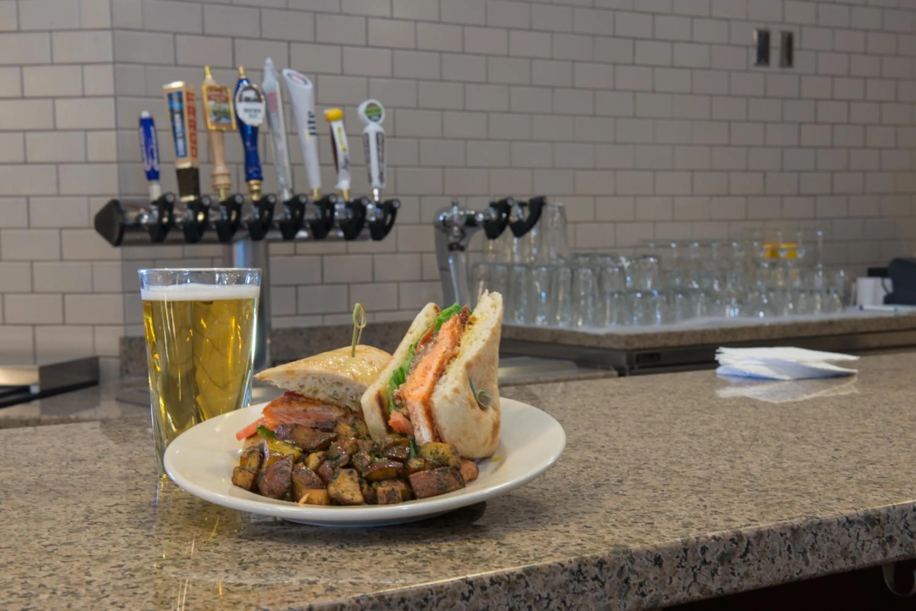 Lounge or bar in Holiday Inn Bismarck by IHG