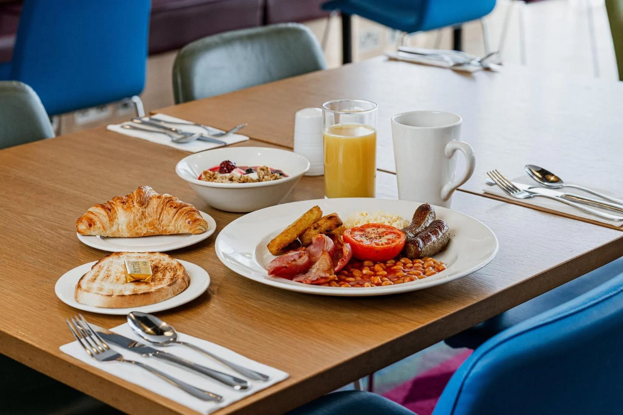 Restaurant/places to eat in Holiday Inn Express Aberdeen Airport by IHG
