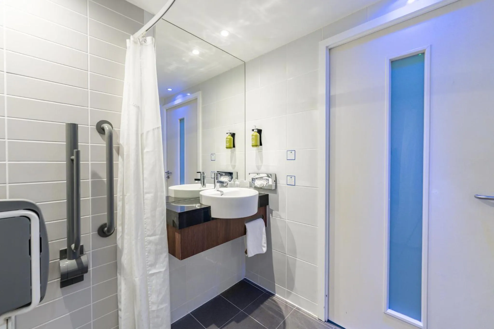 Photo of the whole room in Holiday Inn Express Aberdeen Airport by IHG