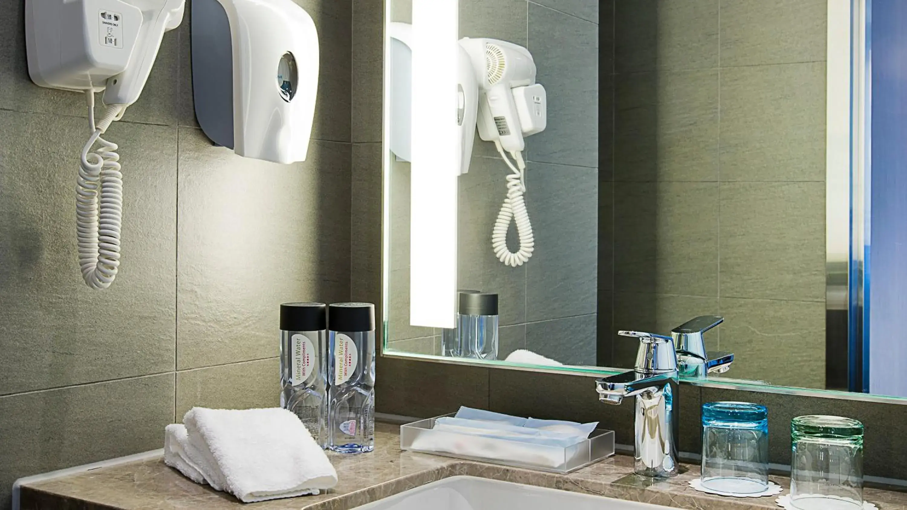 Photo of the whole room in Holiday Inn Express Hong Kong Mongkok by IHG Photo of the whole room in Holiday Inn Express Hong Kong Mongkok by IHG