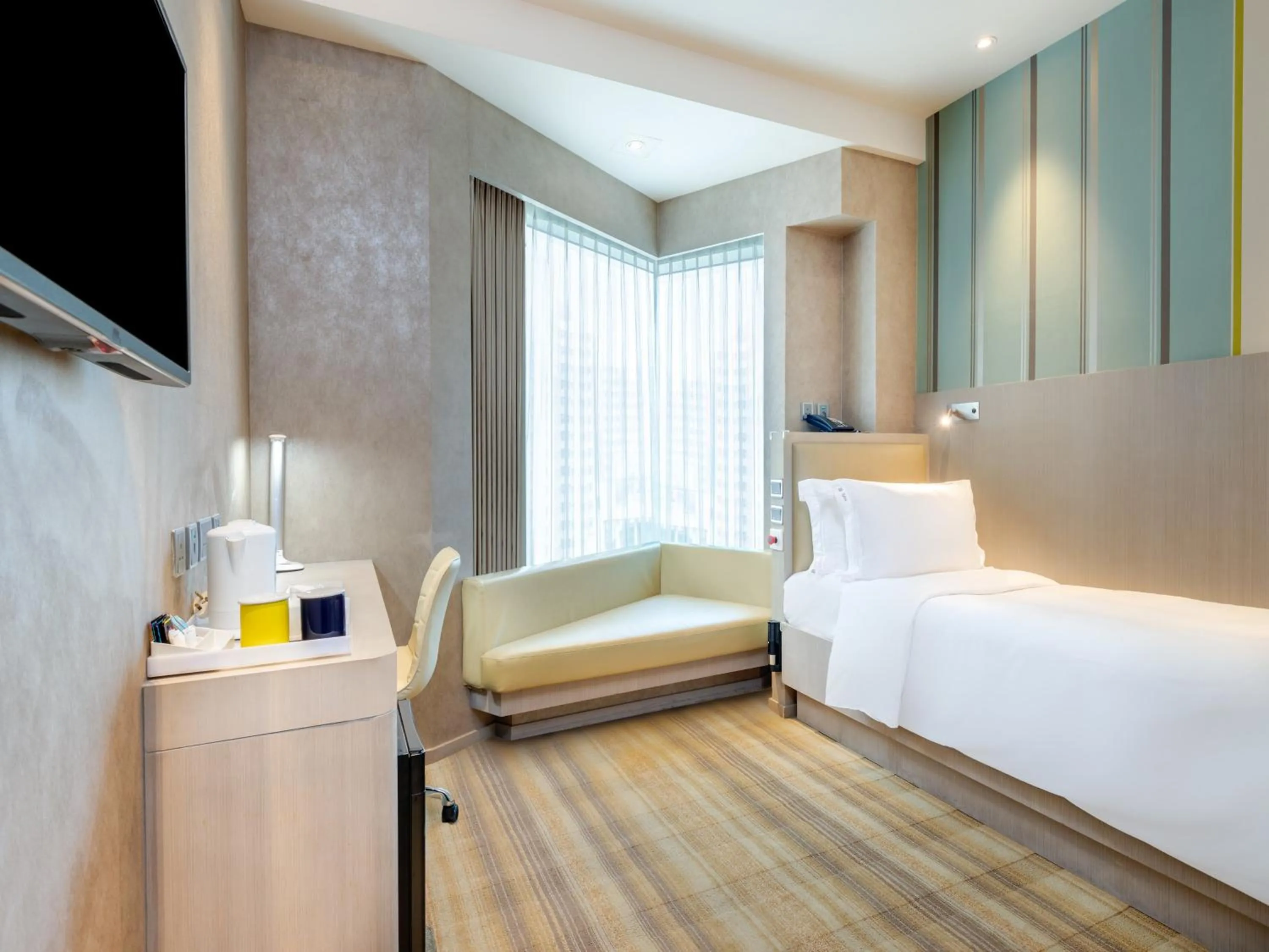 Photo of the whole room, Bed in Holiday Inn Express Hong Kong Mongkok by IHG