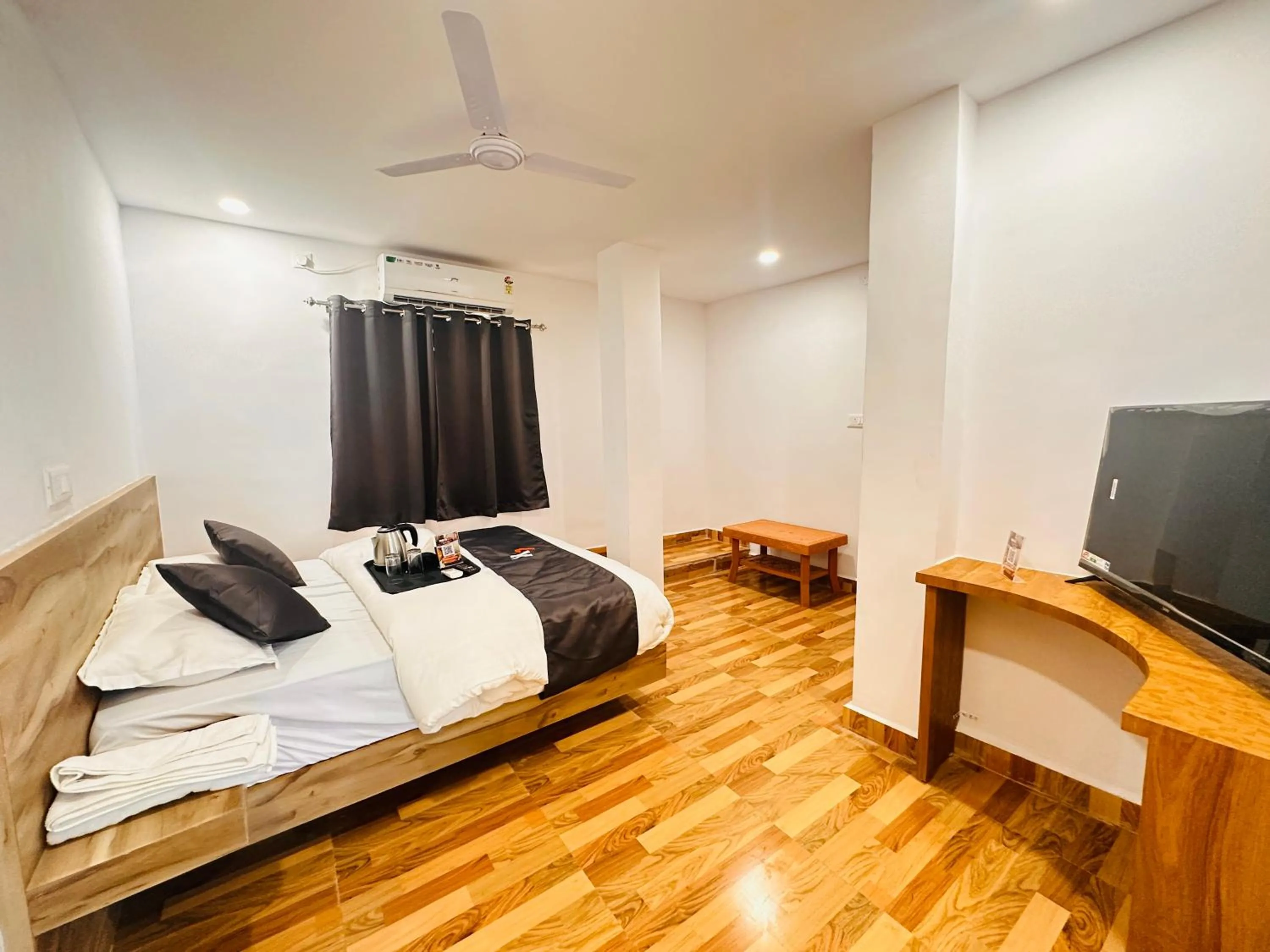Communal lounge/ TV room, Bed in K7 Hotel & Restaurant